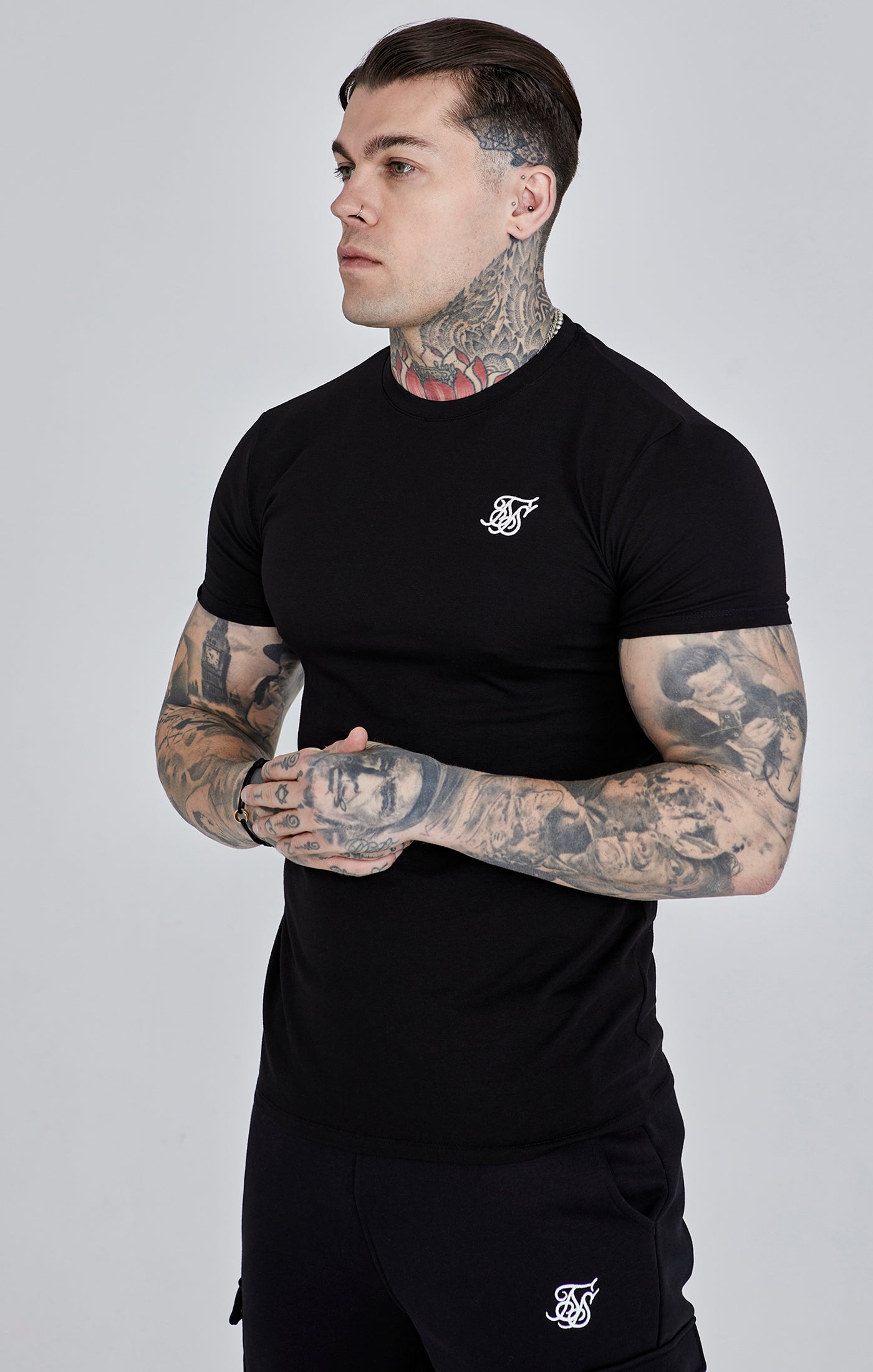 Laad de afbeelding in de Galerij viewer, Black Essential Short Sleeve Muscle Fit T-Shirt