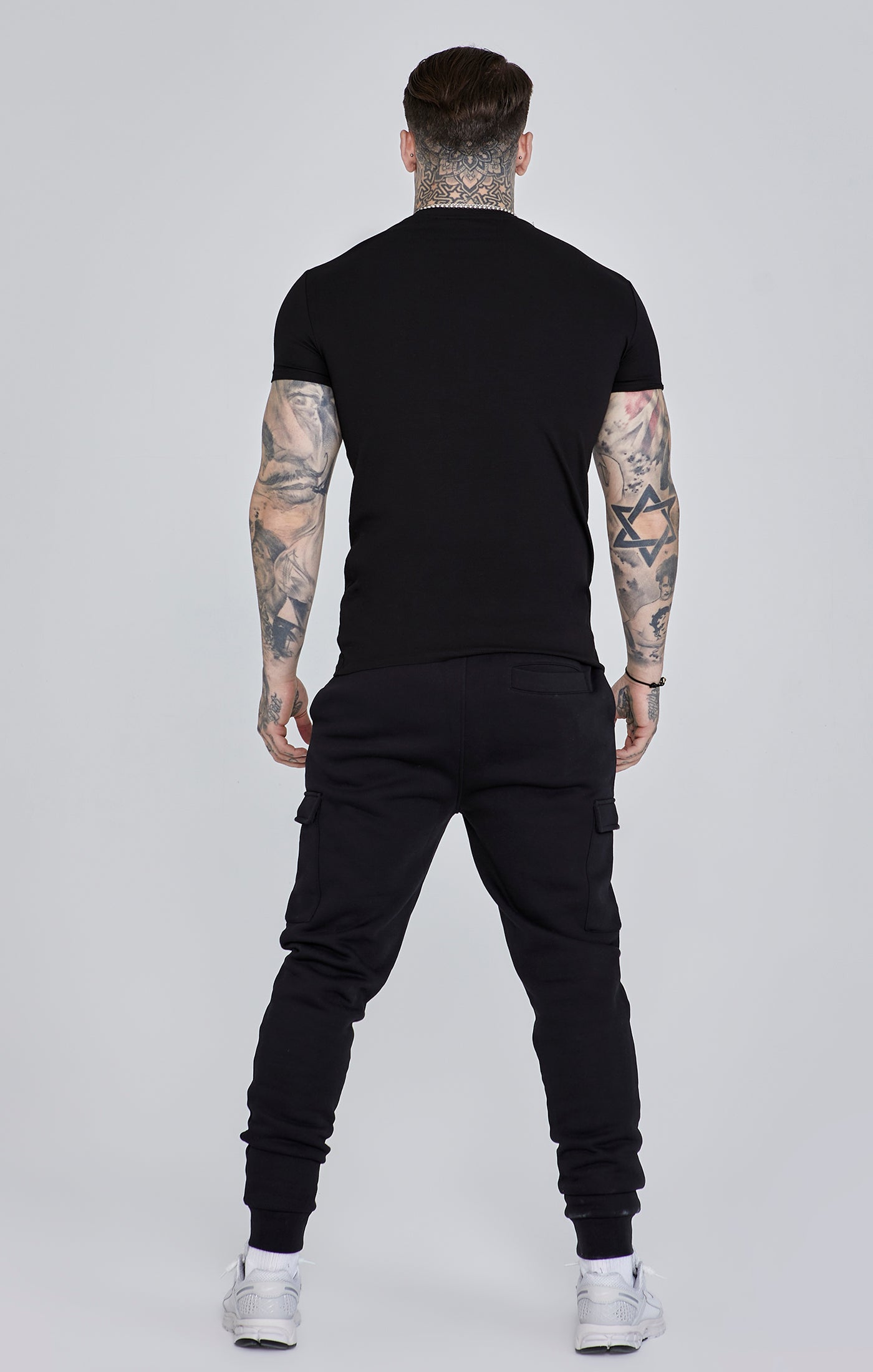 Cargar imagen en el visor de la galería, Black Essential Short Sleeve Muscle Fit T-Shirt (4)