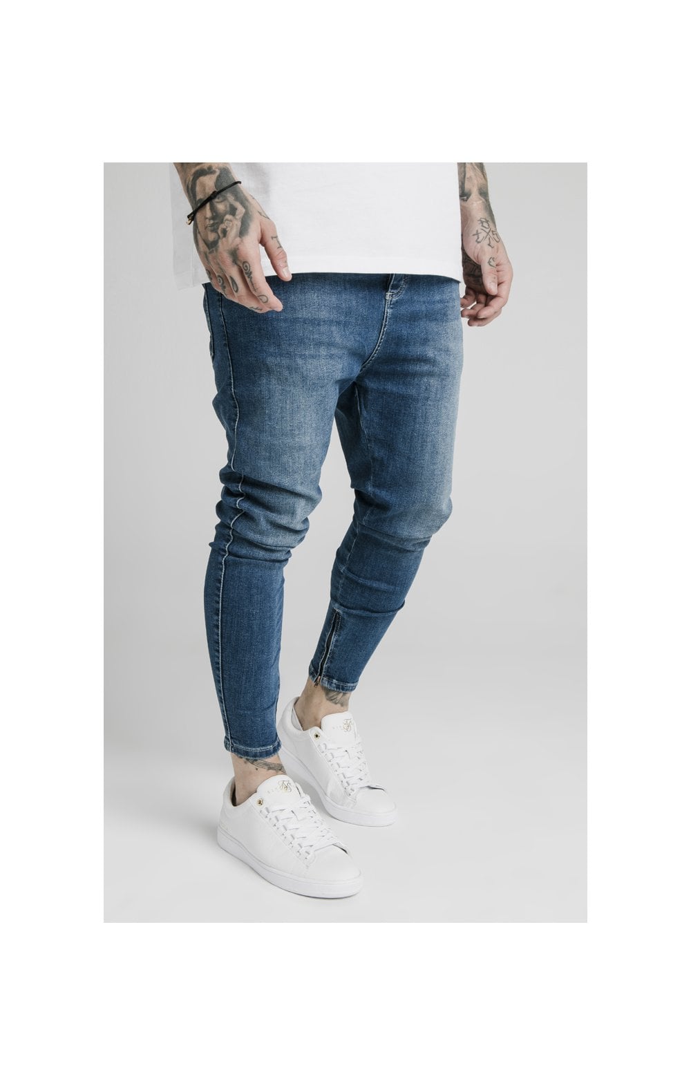 Laad de afbeelding in de Galerij viewer, Blue Essential Drop Crotch Jean (3)