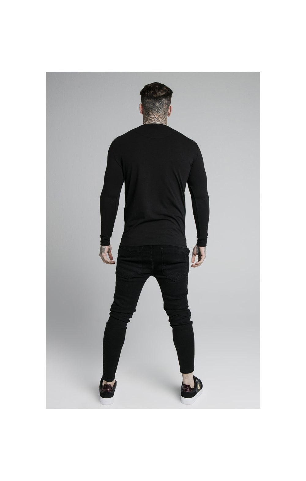Laad de afbeelding in de Galerij viewer, Black Essential Long Sleeve Muscle Fit T-Shirt (5)