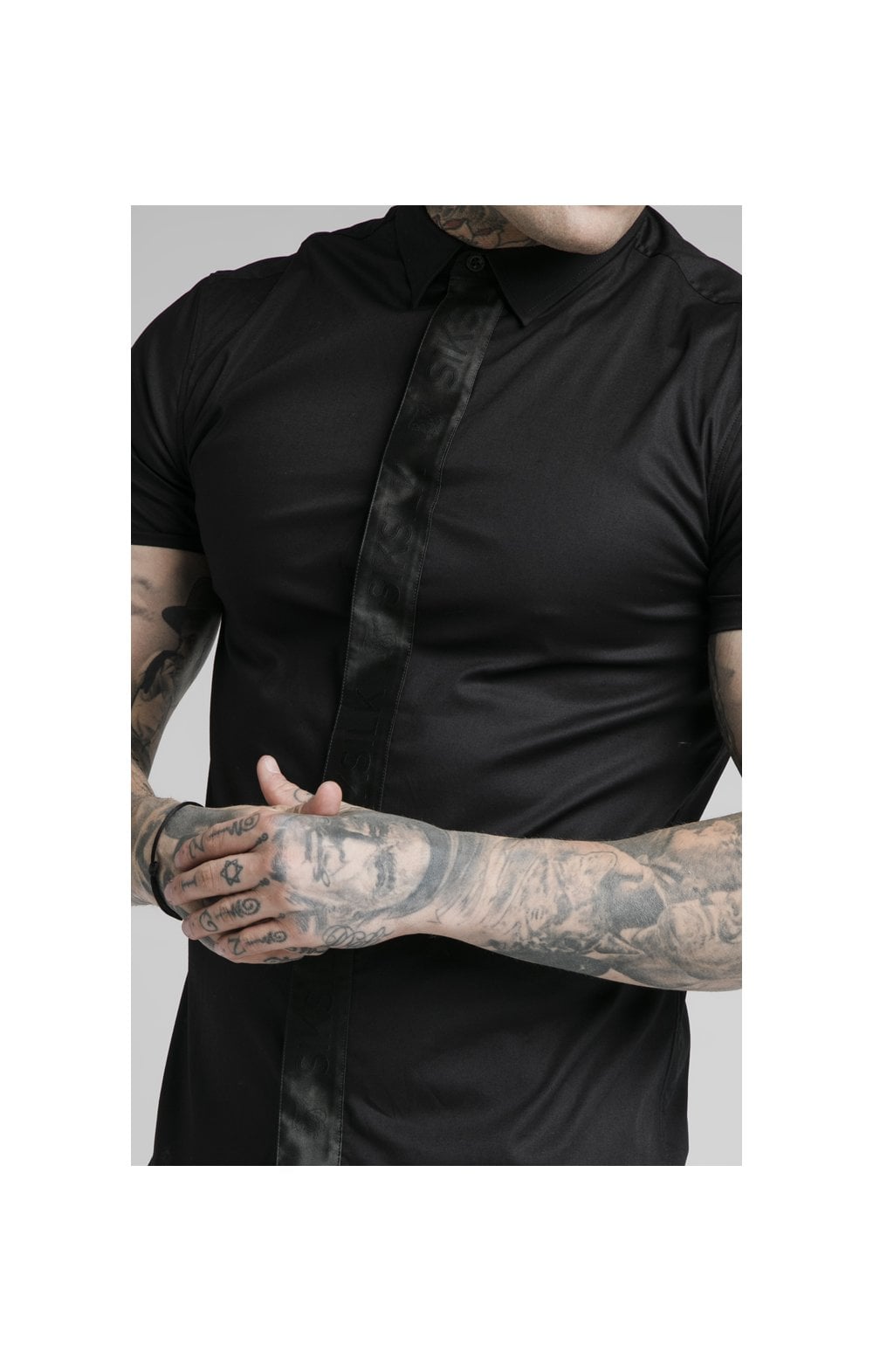 Cargar imagen en el visor de la galería, SikSilk S/S Woven Tape Placket Shirt - Black (1)