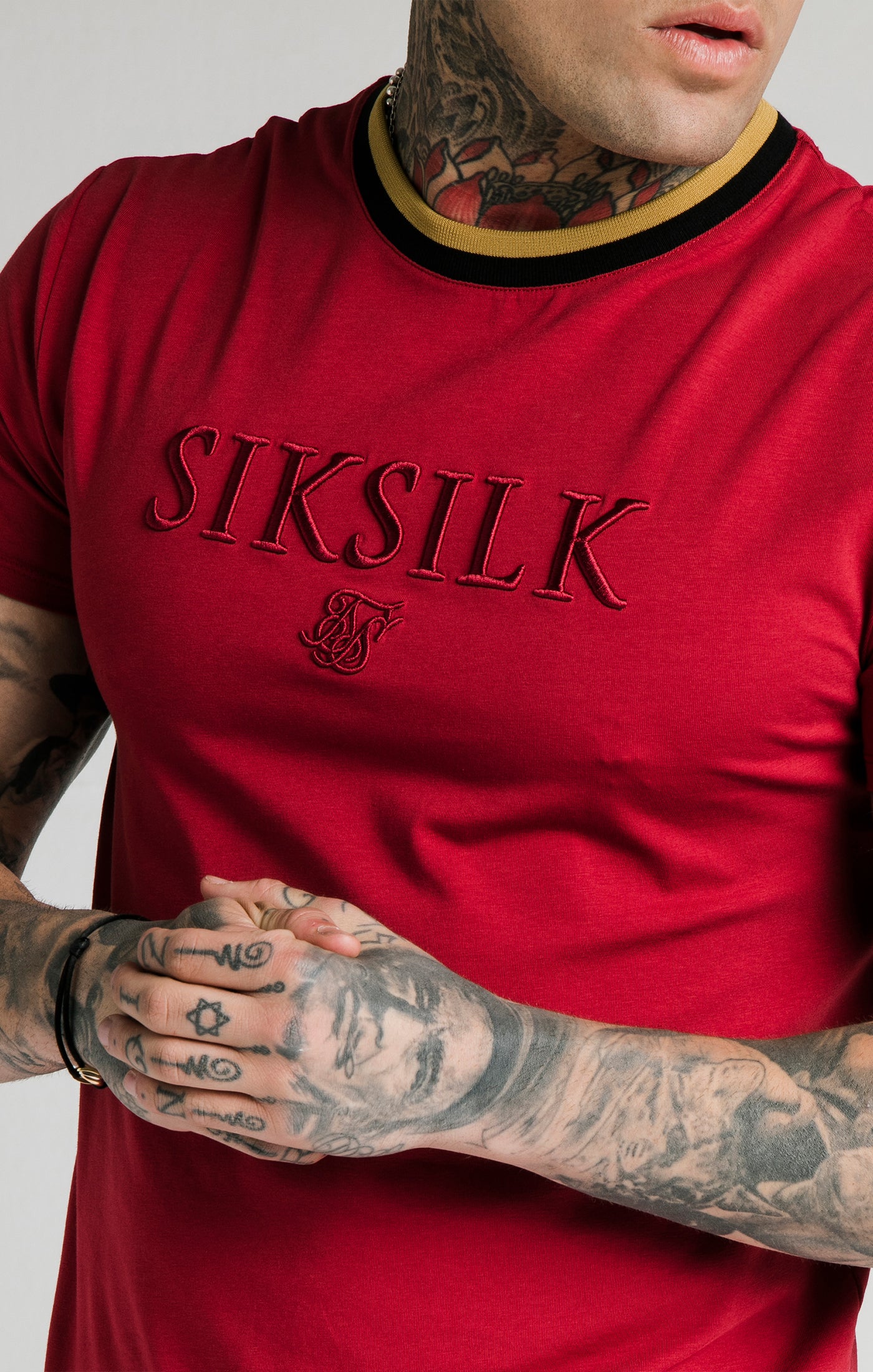 Cargar imagen en el visor de la galería, SikSilk Straight Hem Gym Tee – Red,Gold &amp; Black (1)