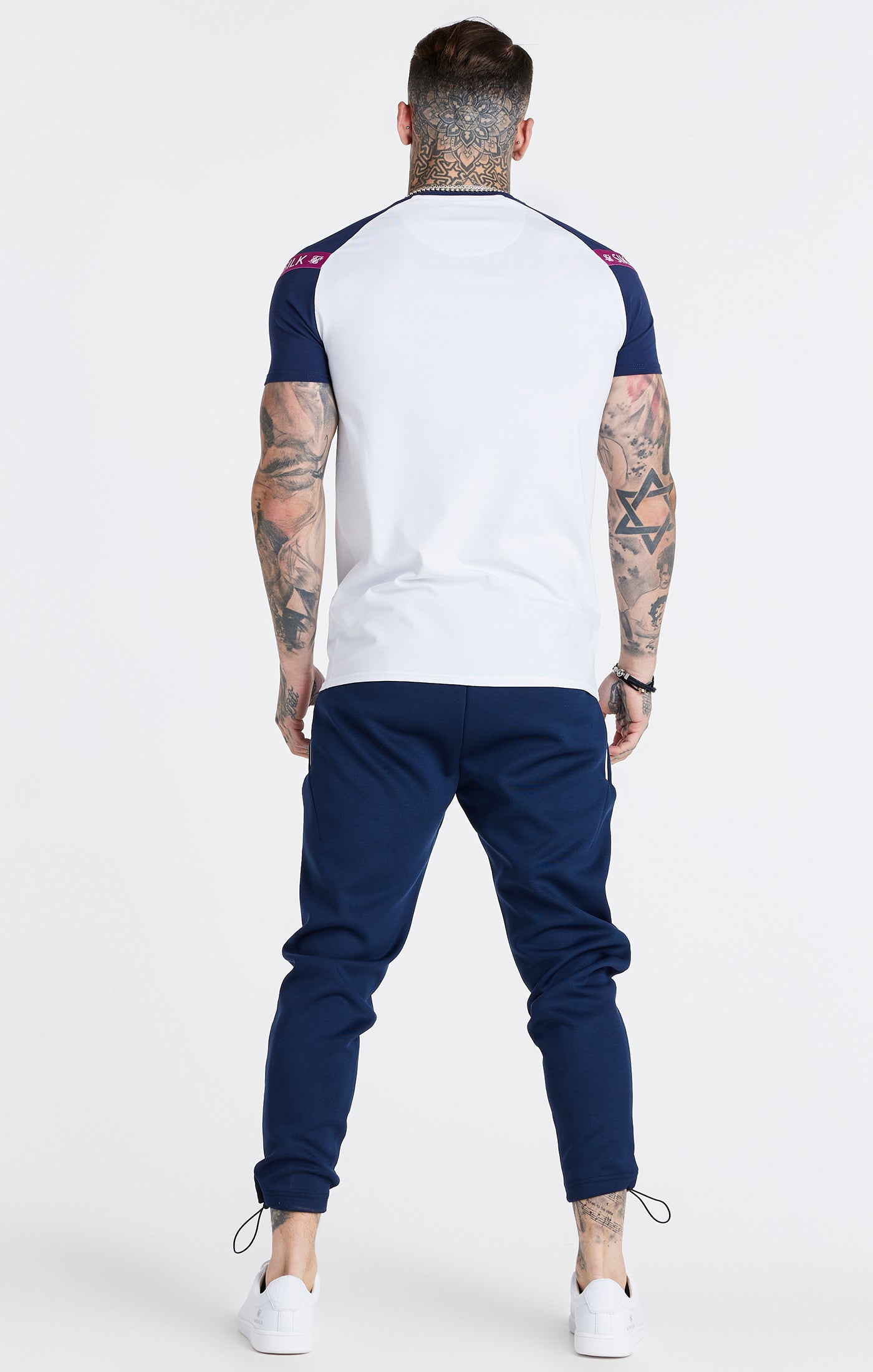 Cargar imagen en el visor de la galería, Camiseta de deporte SikSilk Covert de manga corta raglán - Azul marino y blanco (6)