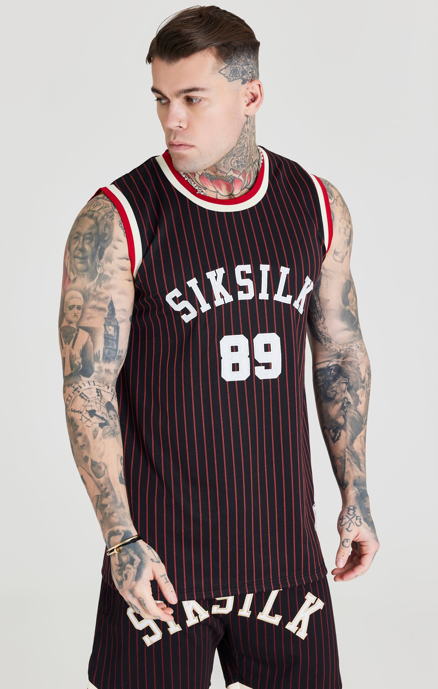 Cargar imagen en el visor de la galería, Camiseta de baloncesto SikSilk Retro clásica - Negro y rojo