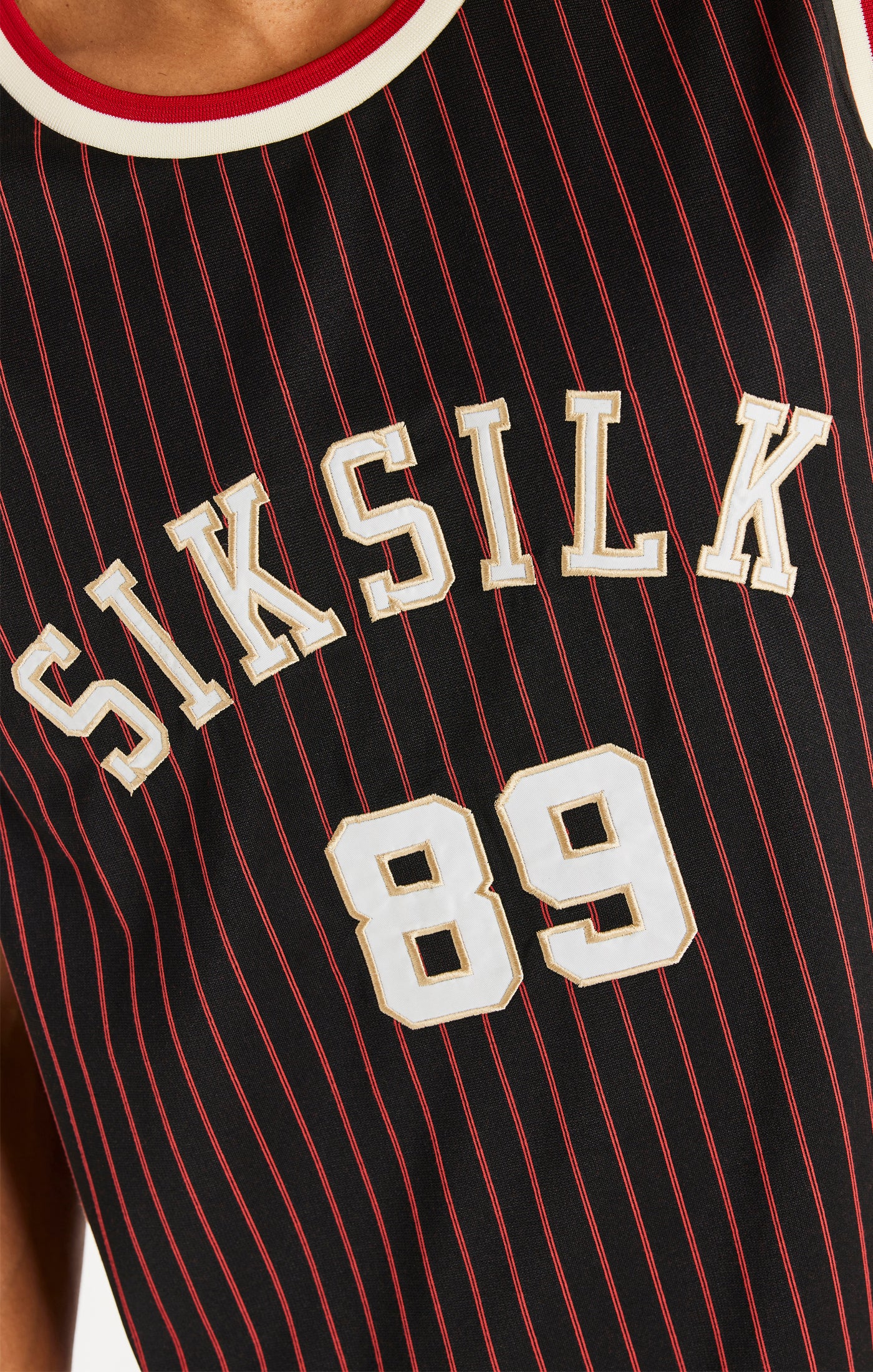 Cargar imagen en el visor de la galería, Camiseta de baloncesto SikSilk Retro clásica - Negro y rojo (2)