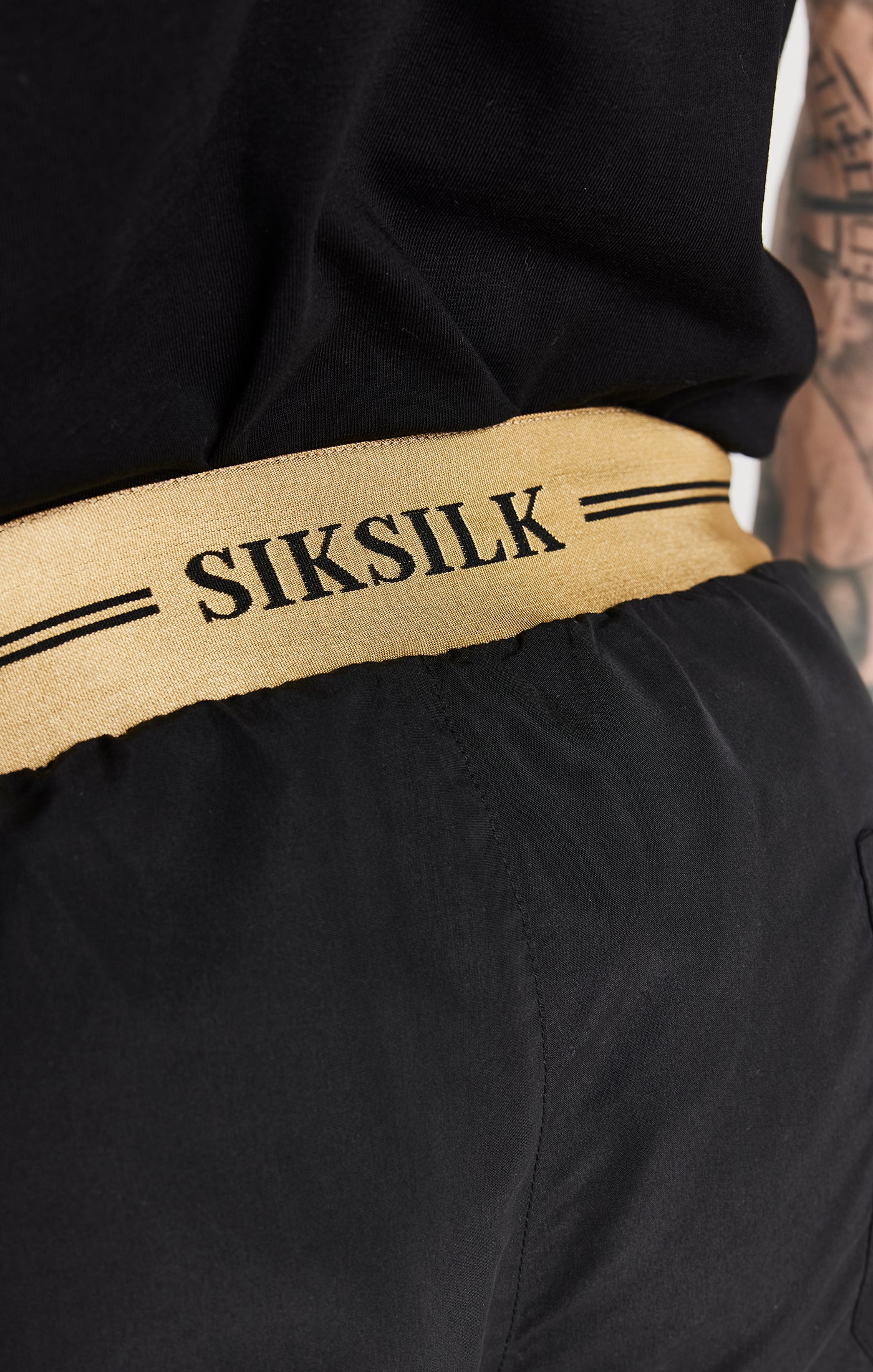 Cargar imagen en el visor de la galería, Pantalón corto SikSilk Supremacy - Negro y dorado (2)