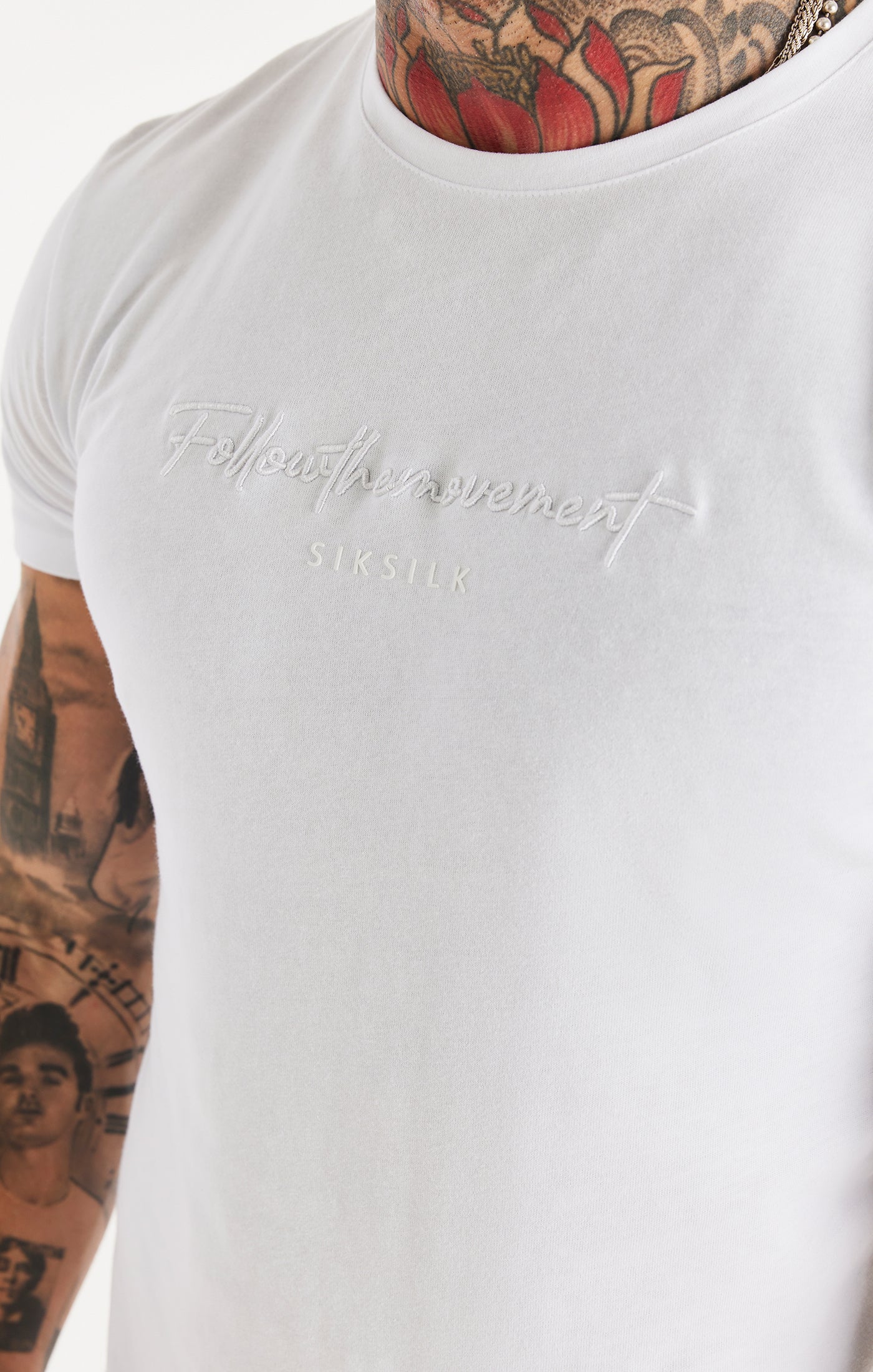 Laad de afbeelding in de Galerij viewer, Camiseta de deporte SikSilk de manga corta con caligrafía - Blanco (1)