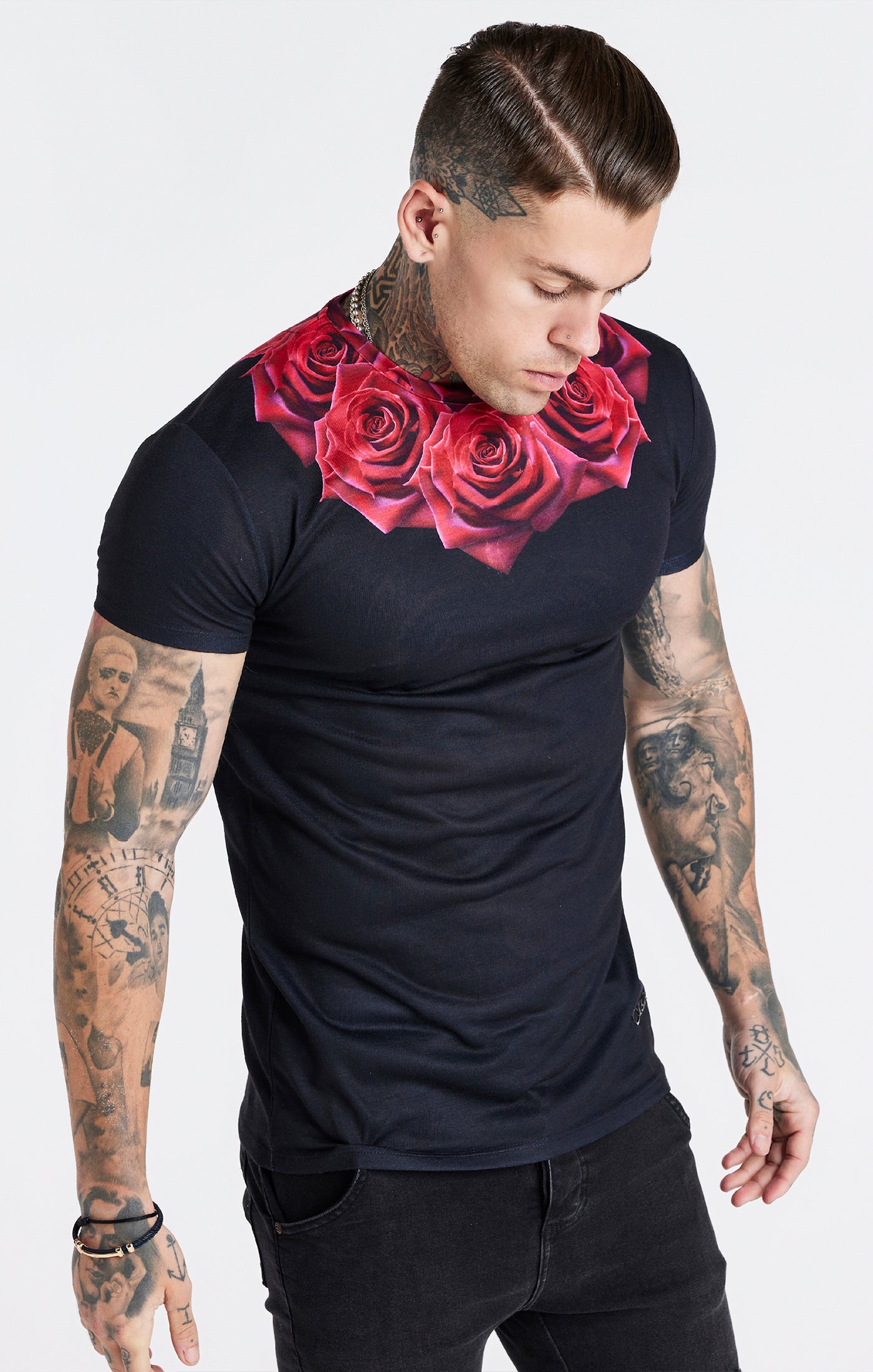 Cargar imagen en el visor de la galería, Black Rose Muscle Fit T-Shirt