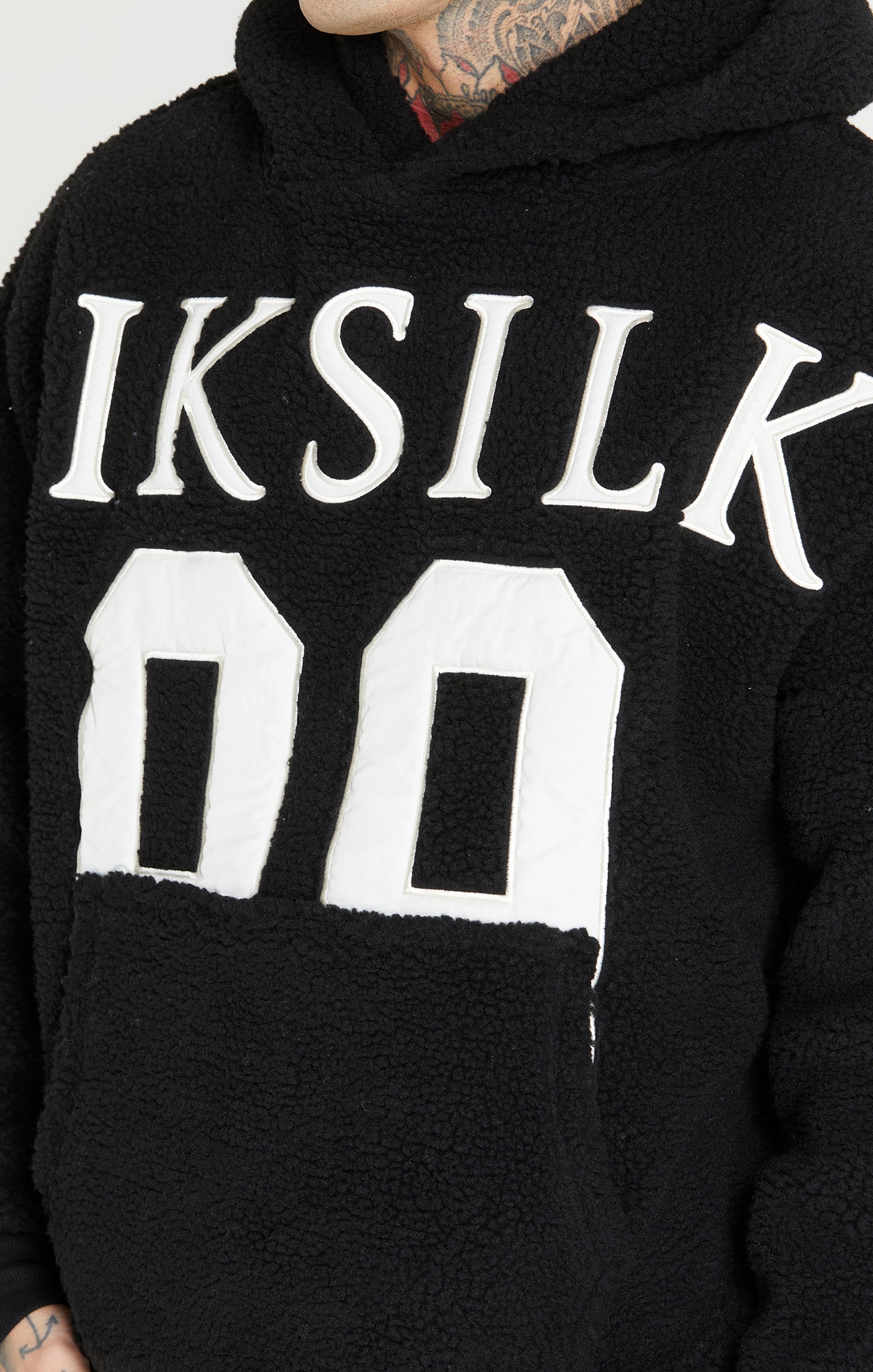 Cargar imagen en el visor de la galería, Sudadera SikSilk con capucha borreguito - Negro (1)