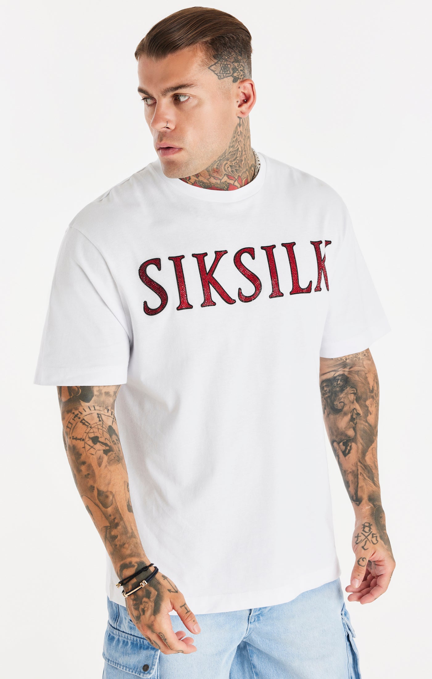 Cargar imagen en el visor de la galería, Camiseta con pedrería SikSilk con dobladillo recto - Blanco