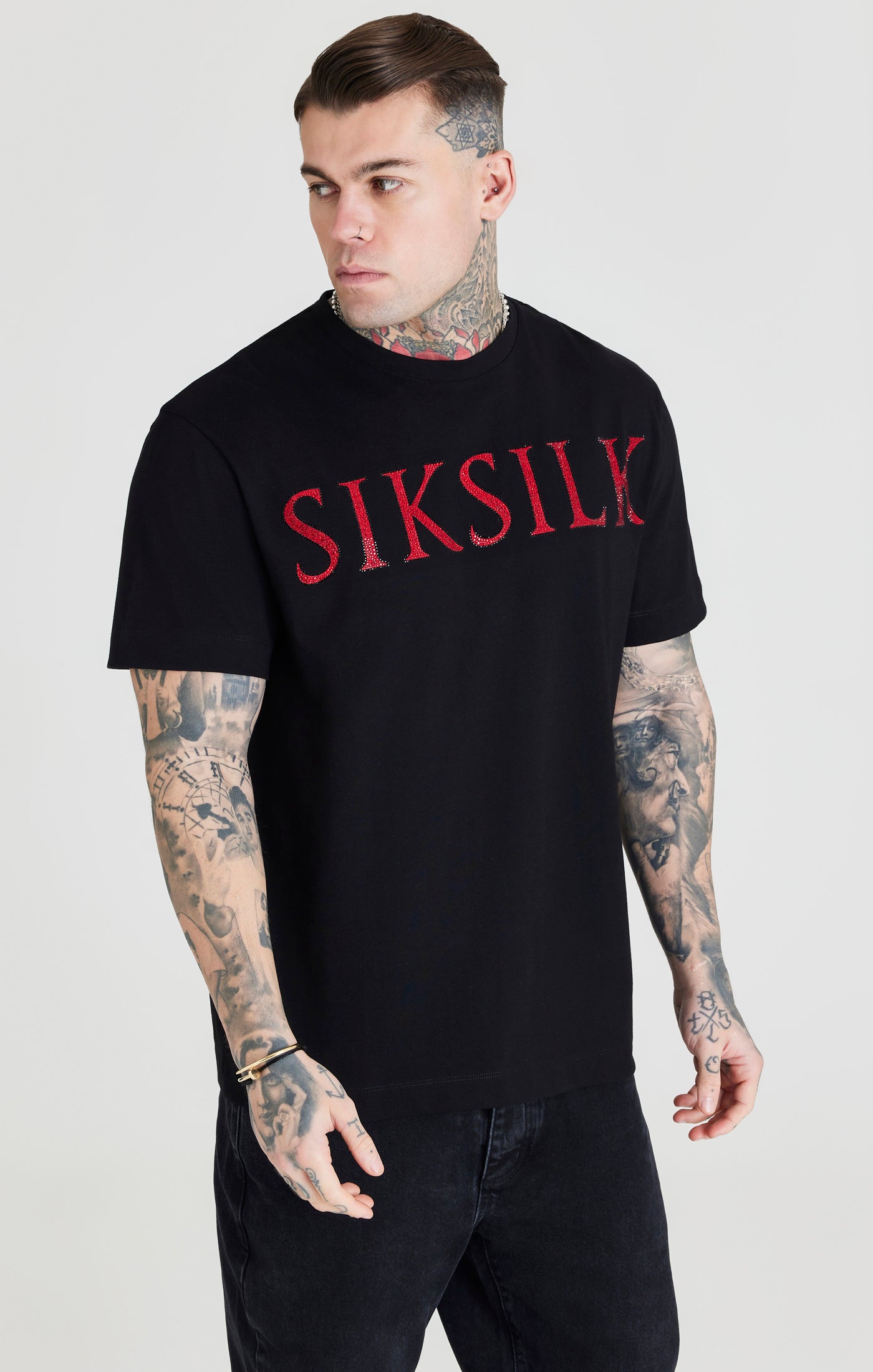 Cargar imagen en el visor de la galería, Camiseta con pedrería SikSilk con dobladillo recto - Negro