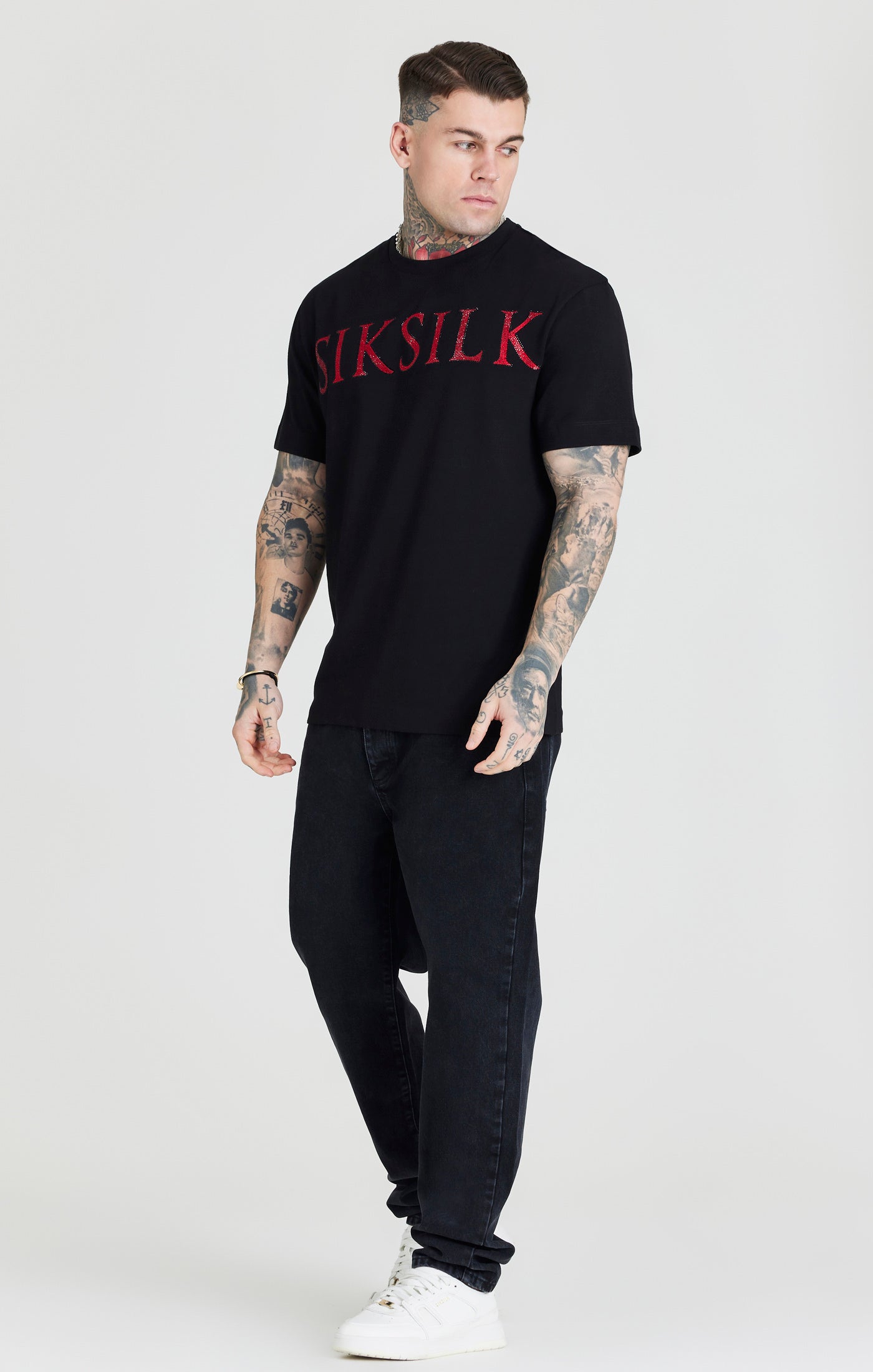 Cargar imagen en el visor de la galería, Camiseta con pedrería SikSilk con dobladillo recto - Negro (1)