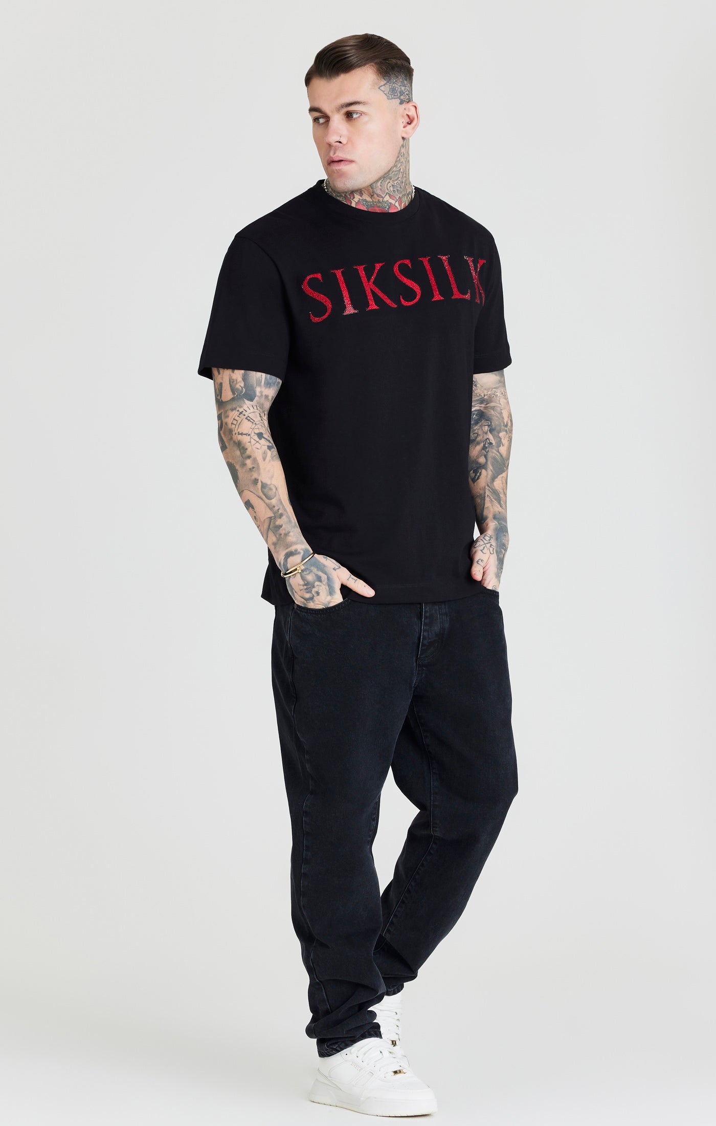Cargar imagen en el visor de la galería, Camiseta con pedrería SikSilk con dobladillo recto - Negro (2)