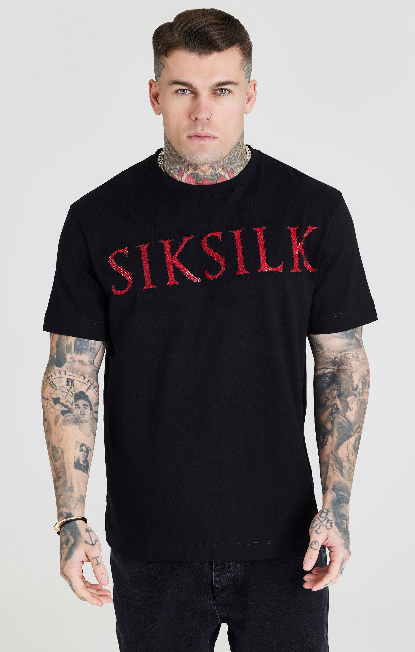 Cargar imagen en el visor de la galería, Camiseta con pedrería SikSilk con dobladillo recto - Negro (4)