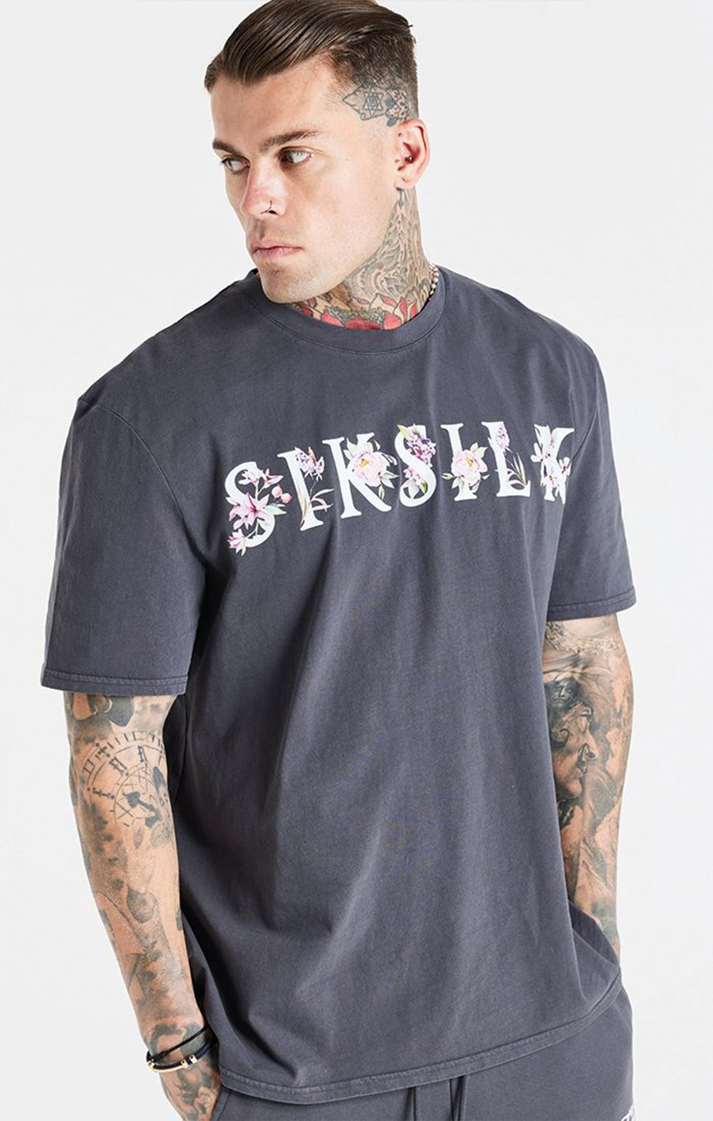 Laad de afbeelding in de Galerij viewer, Camiseta SikSilk Essential con lavado ácido y diseño floral - Gris (1)