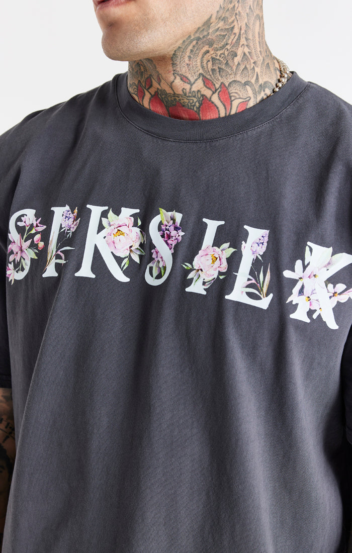 Laad de afbeelding in de Galerij viewer, Camiseta SikSilk Essential con lavado ácido y diseño floral - Gris (2)