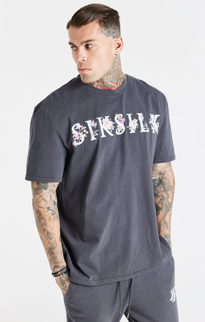 Laad de afbeelding in de Galerij viewer, Camiseta SikSilk Essential con lavado ácido y diseño floral - Gris