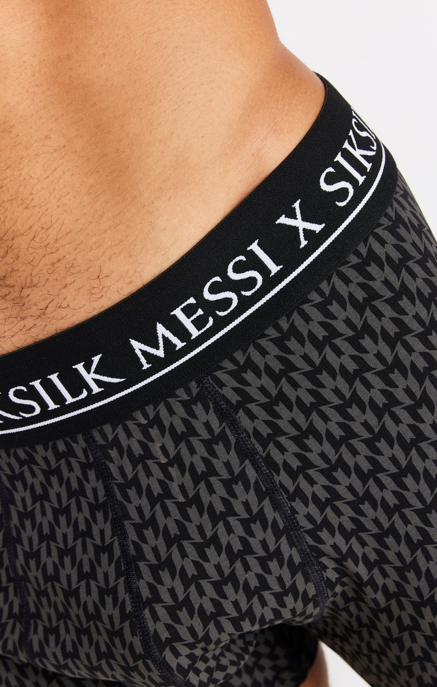 Cargar imagen en el visor de la galería, Paquete de 3 boxers Messi X SikSilk con estampado completo - Negro, blanco y gris jaspeado (7)