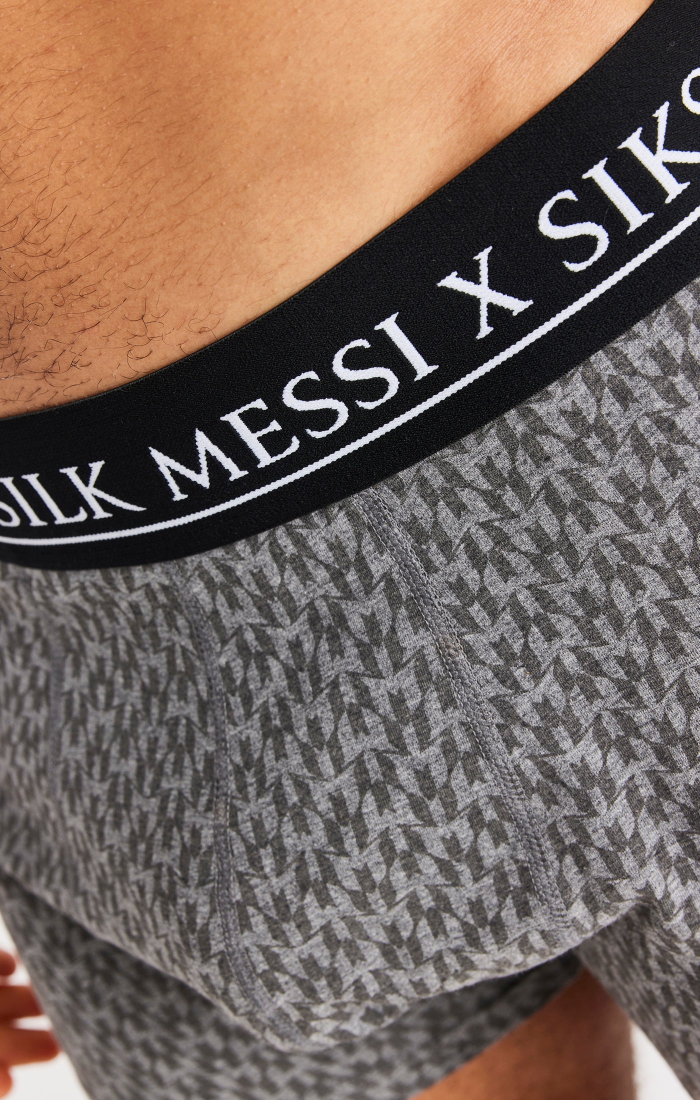 Cargar imagen en el visor de la galería, Paquete de 3 boxers Messi X SikSilk con estampado completo - Negro, blanco y gris jaspeado (9)