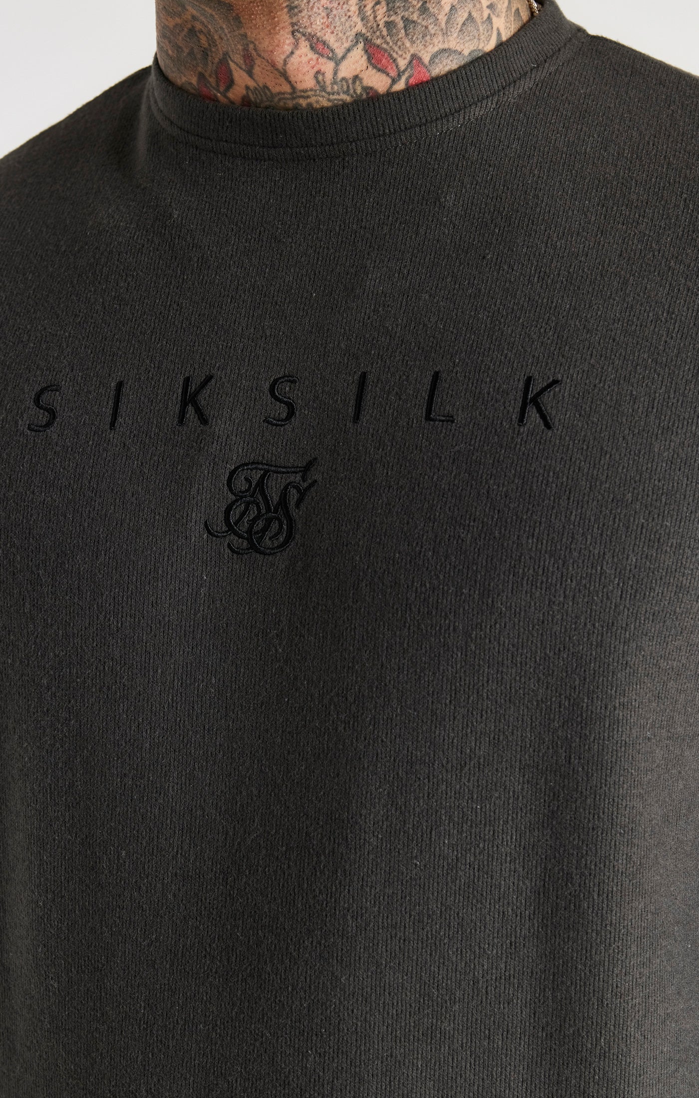 Laad de afbeelding in de Galerij viewer, Sudadera SikSilk Essential de canalé y manga larga - Gris oscuro (1)