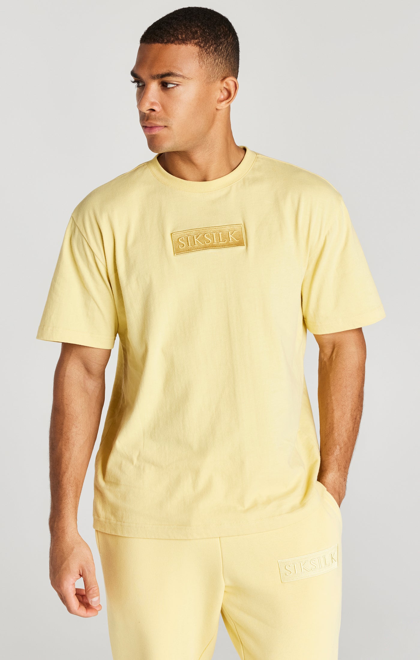 Cargar imagen en el visor de la galería, Camiseta extragrande SikSilk Essential de manga corta - Amarillo