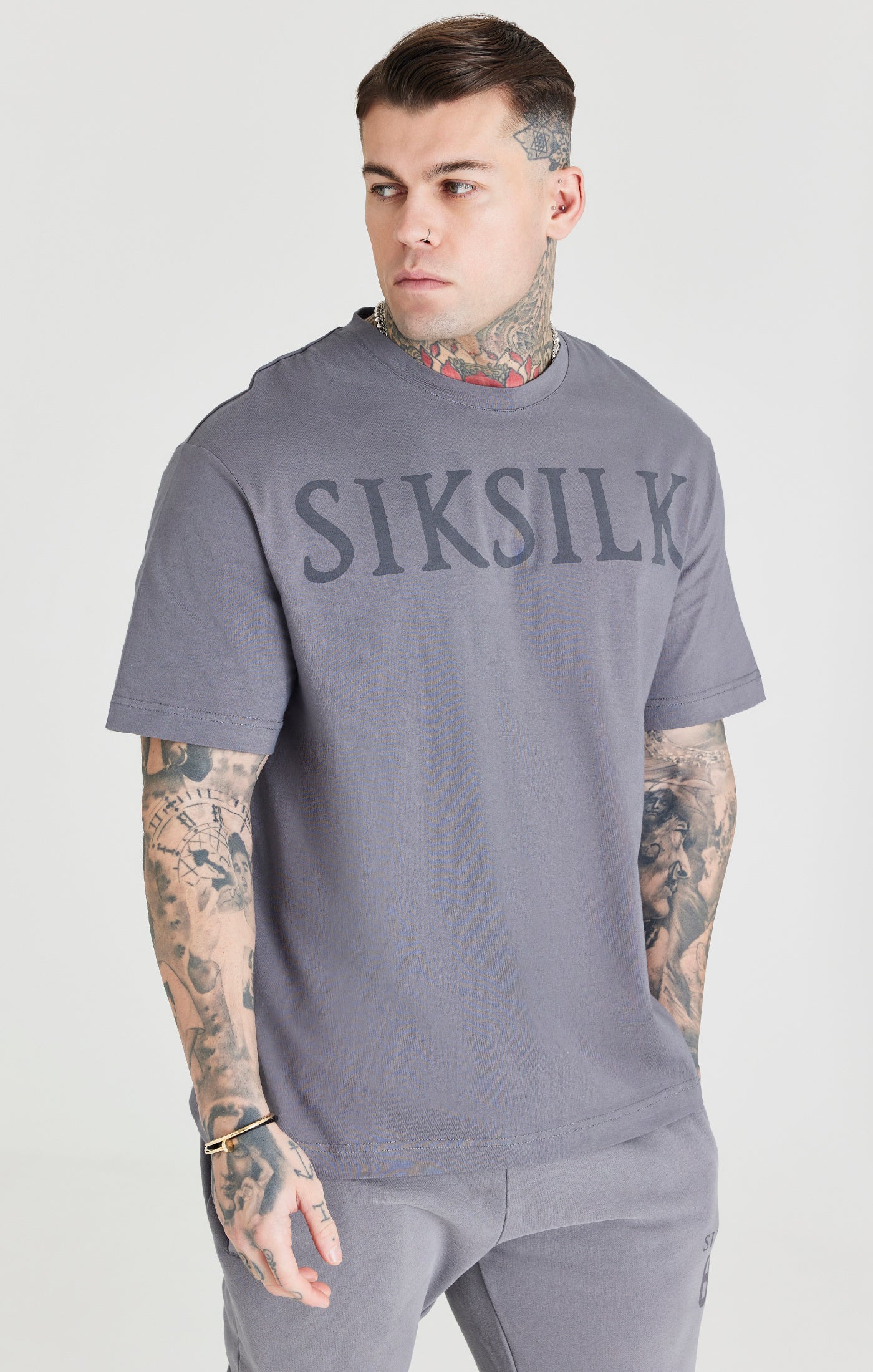 Cargar imagen en el visor de la galería, Camiseta extragrande SikSilk con logotipo - Gris