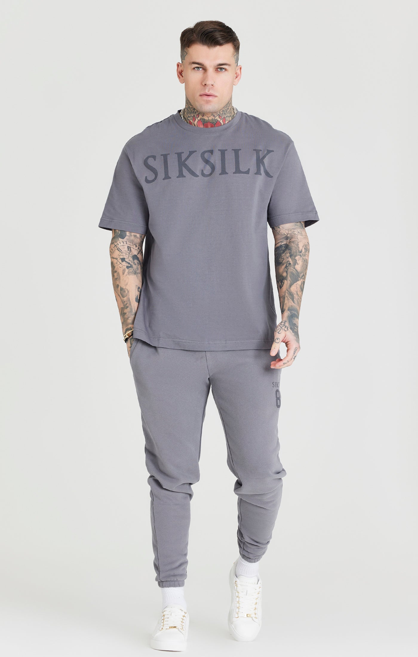 Cargar imagen en el visor de la galería, Camiseta extragrande SikSilk con logotipo - Gris (1)