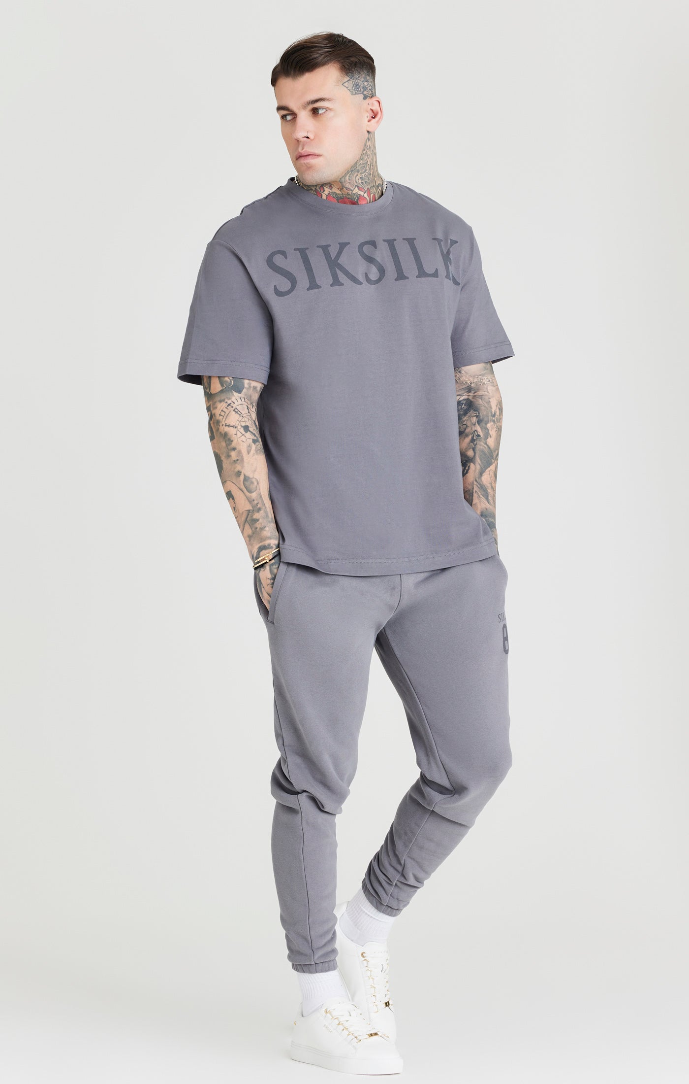 Cargar imagen en el visor de la galería, Camiseta extragrande SikSilk con logotipo - Gris (2)