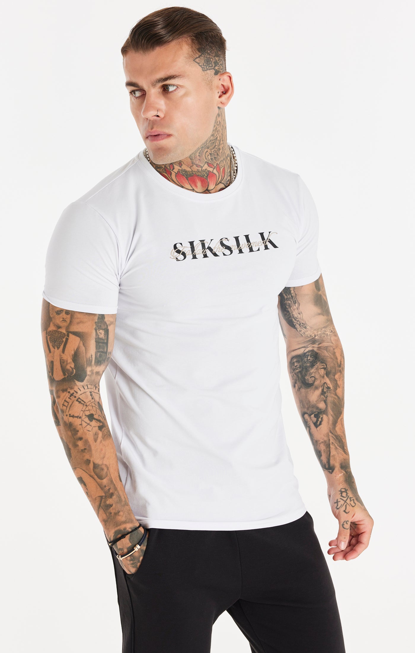 Cargar imagen en el visor de la galería, Camiseta SikSilk con logotipo y caligrafía doble - Blanco