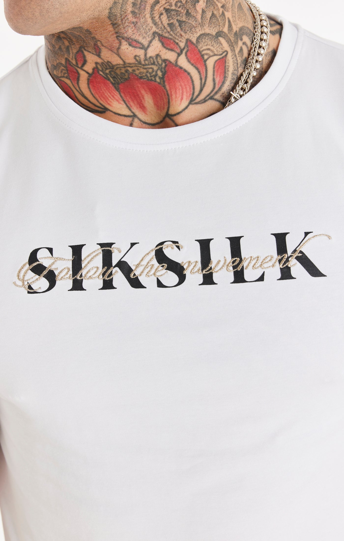 Cargar imagen en el visor de la galería, Camiseta SikSilk con logotipo y caligrafía doble - Blanco (1)