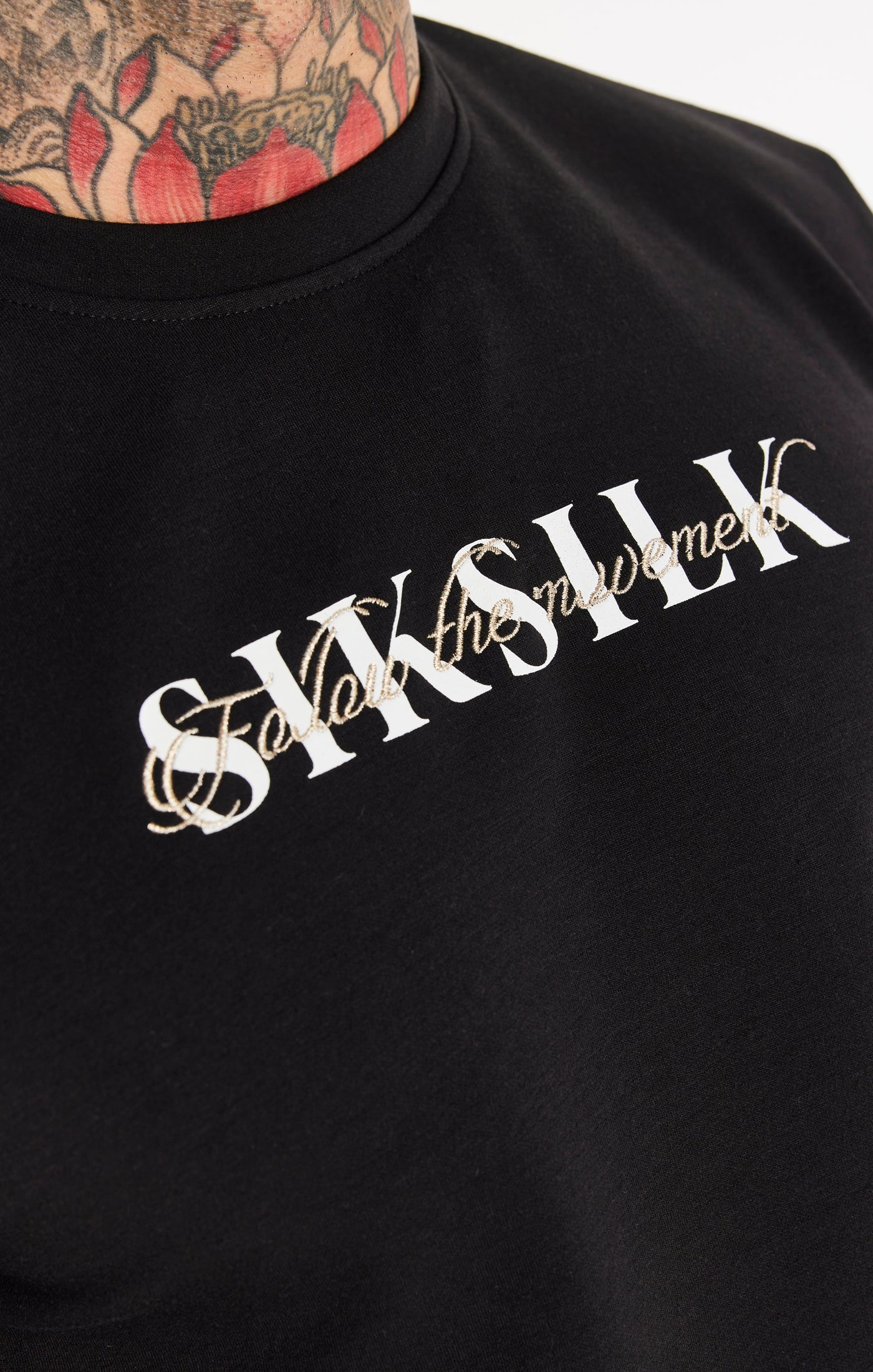 Cargar imagen en el visor de la galería, Jersey SikSilk de cuello redondo con logotipo en caligrafía doble - Negro (1)