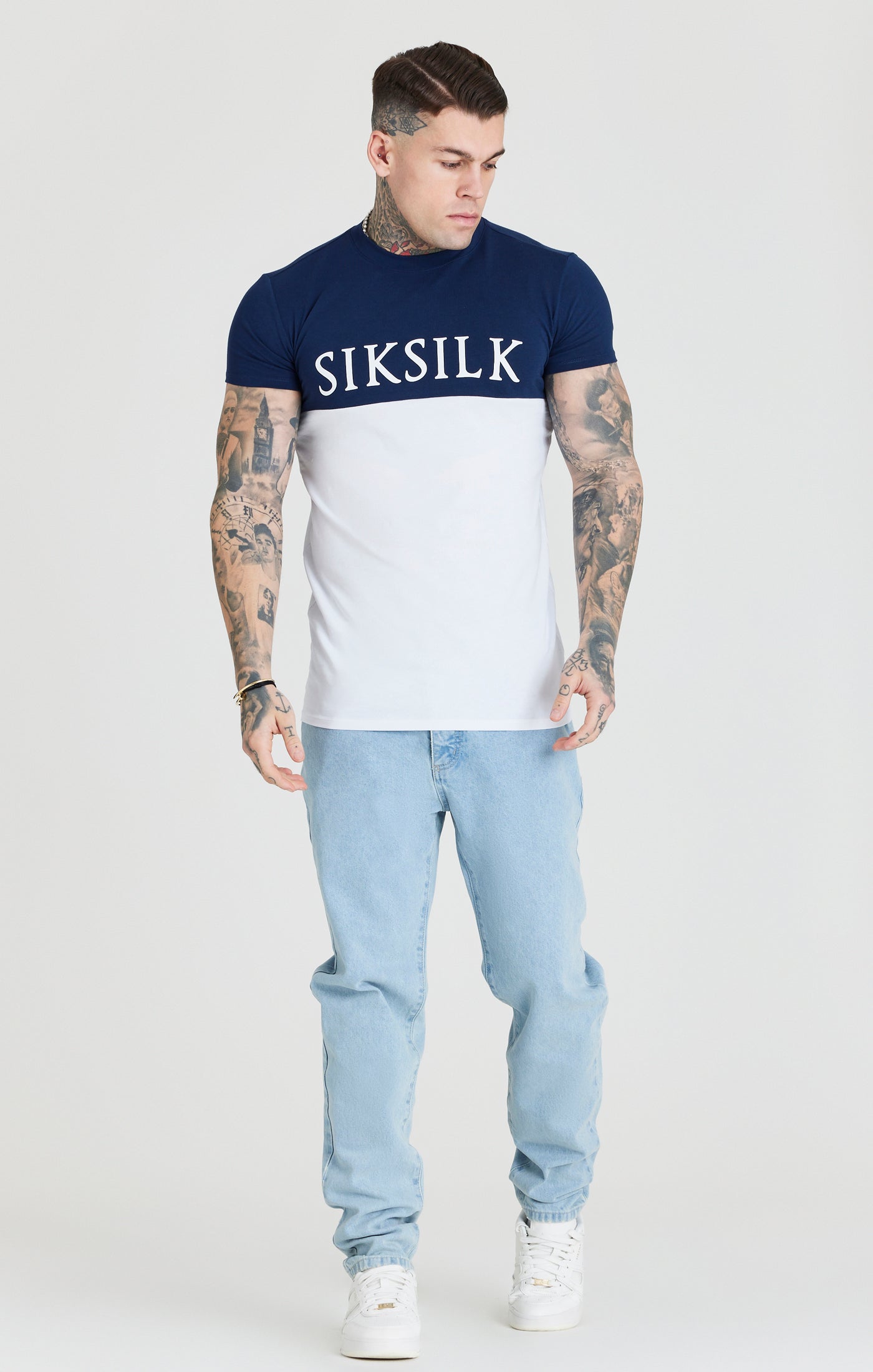 Cargar imagen en el visor de la galería, Camiseta de deporte SikSilk con tejido fabricado a medida - Blanco y azul marino (3)