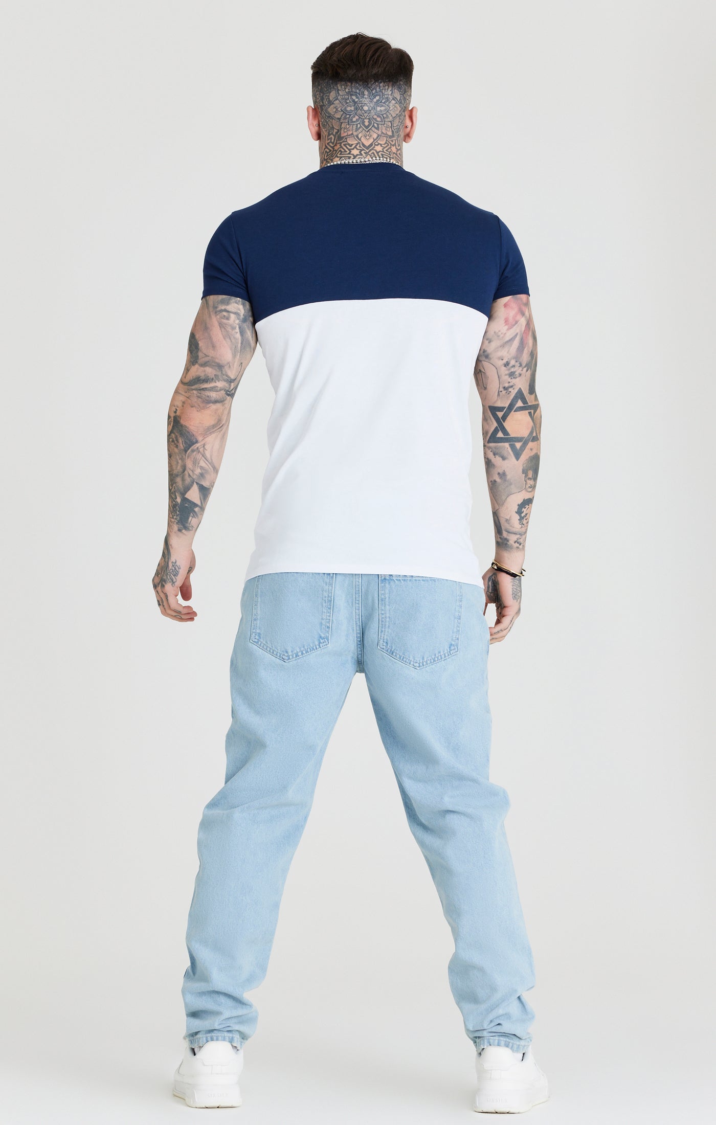 Cargar imagen en el visor de la galería, Camiseta de deporte SikSilk con tejido fabricado a medida - Blanco y azul marino (4)