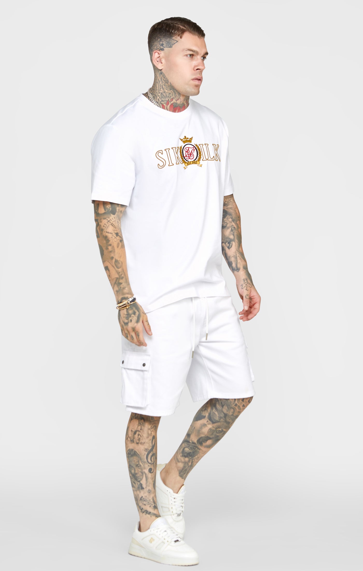 Laad de afbeelding in de Galerij viewer, Camiseta Oversize Blanca con Blasón (2)