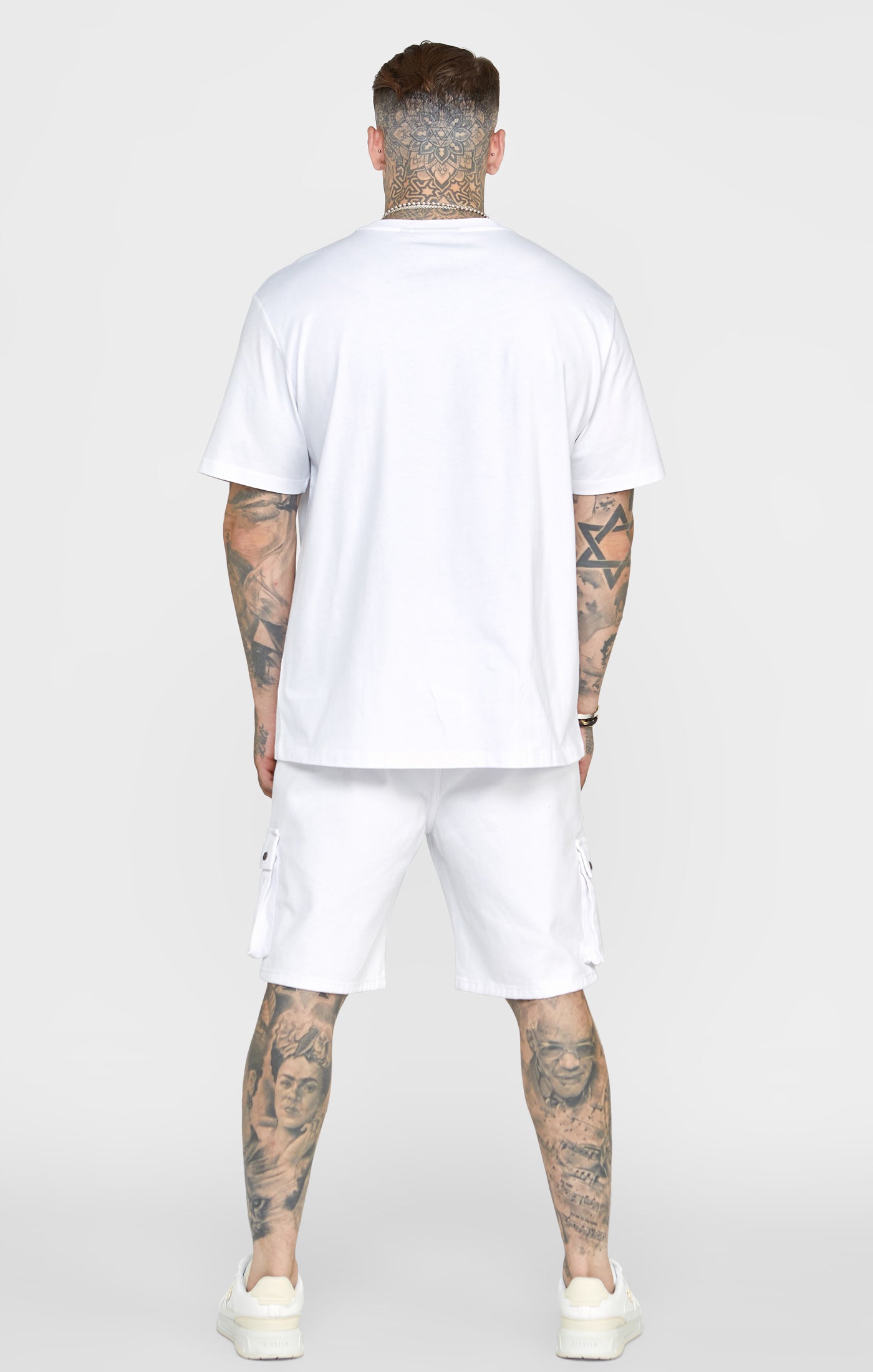 Laad de afbeelding in de Galerij viewer, Camiseta Oversize Blanca con Blasón (4)