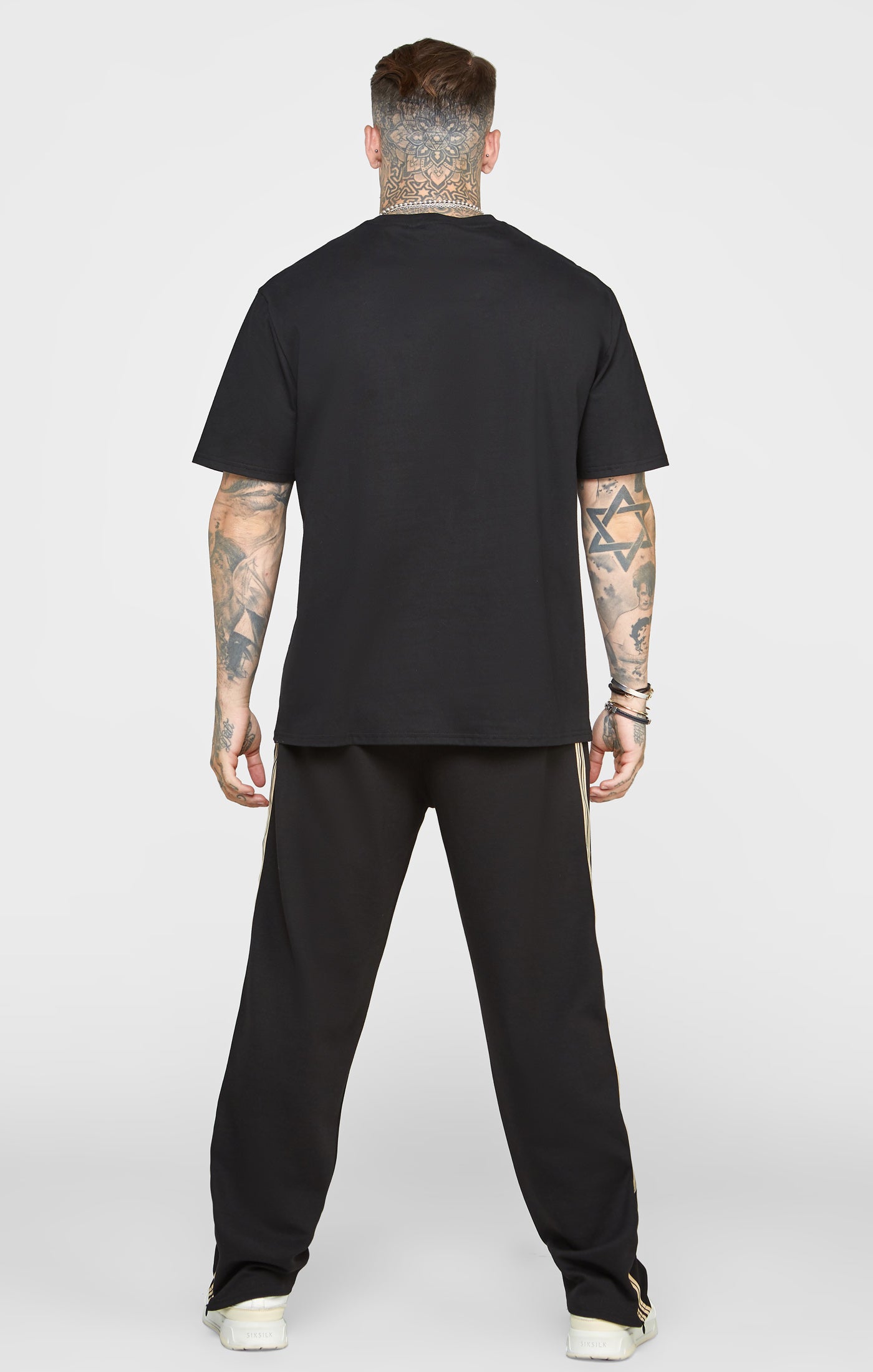 Cargar imagen en el visor de la galería, Camiseta Oversize Negra con Cadena (4)