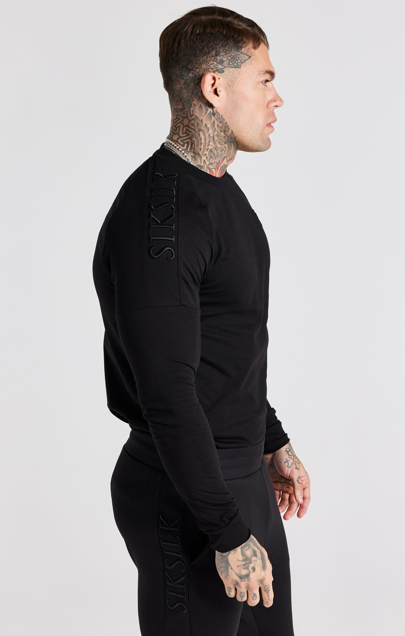 Laad de afbeelding in de Galerij viewer, Camiseta Muscle Fit de Panel Negra (4)