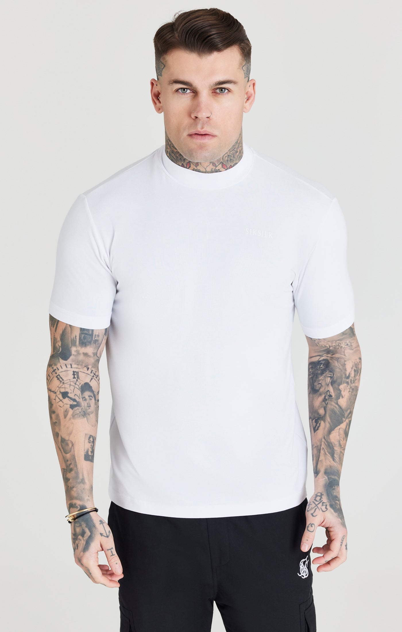 Cargar imagen en el visor de la galería, Camiseta SikSilk Foundation con cuello alto - Blanco (5)
