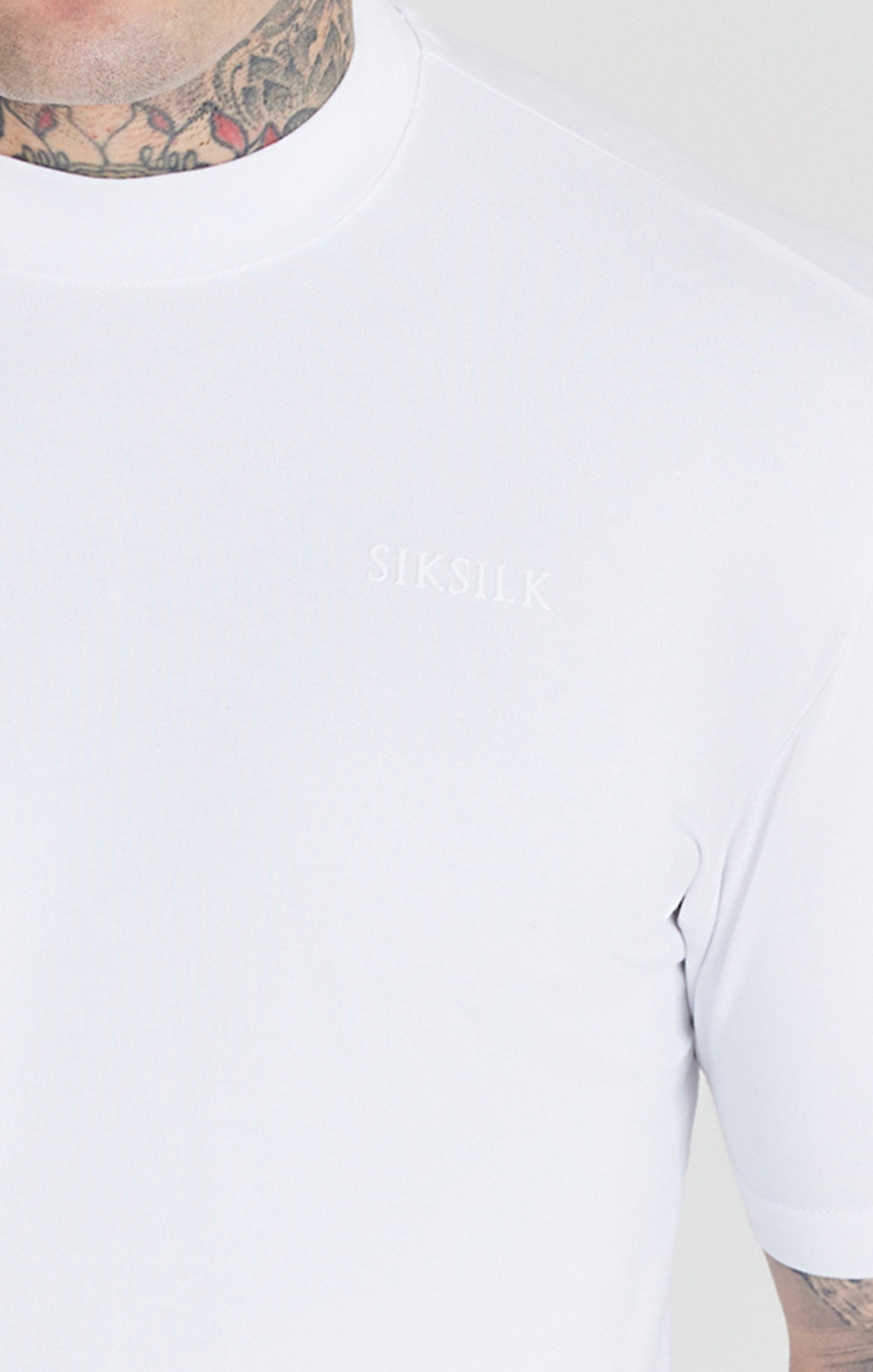 Cargar imagen en el visor de la galería, Camiseta SikSilk Foundation con cuello alto - Blanco (1)