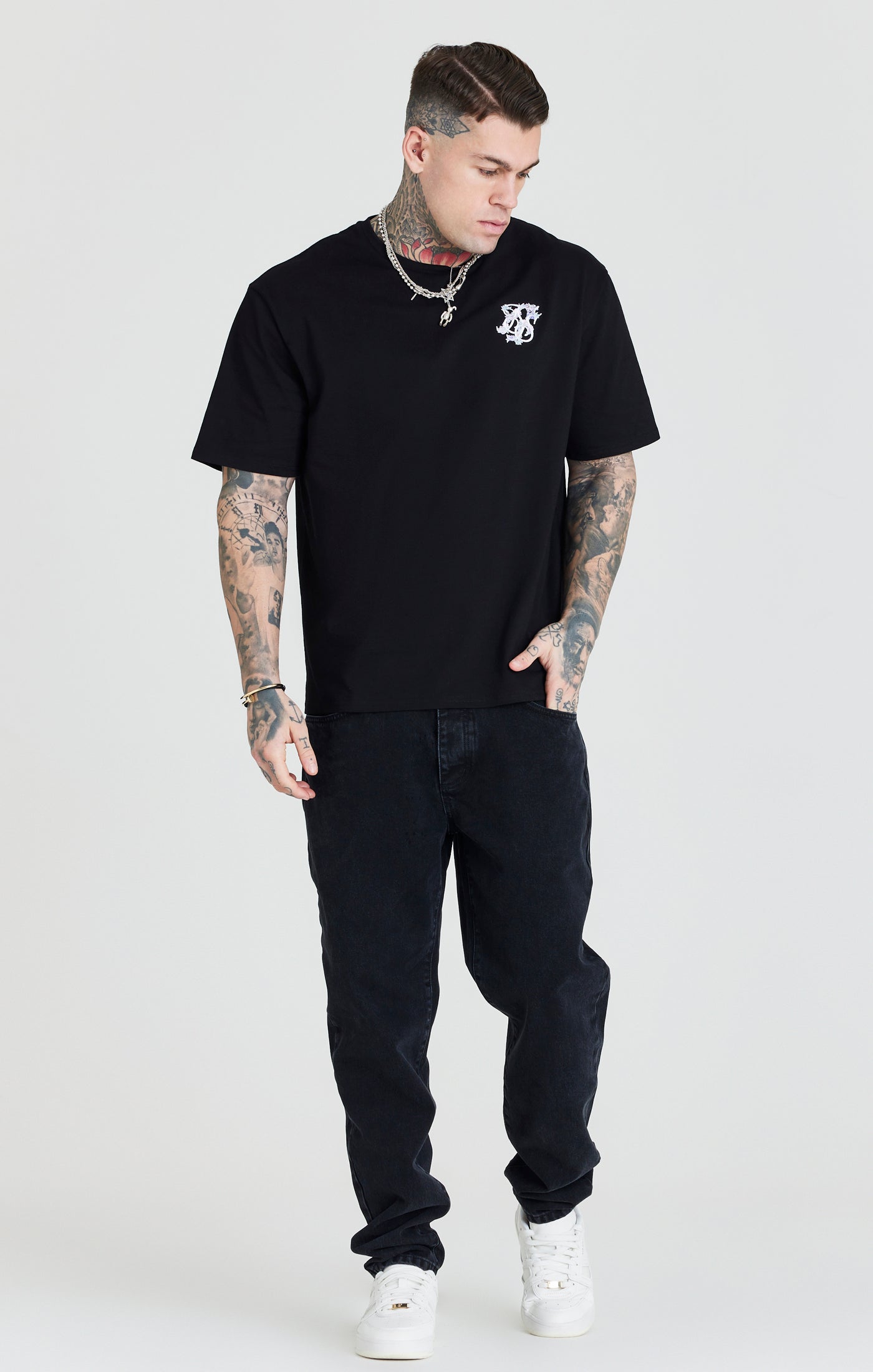 Cargar imagen en el visor de la galería, Camiseta extragrande SikSilk de manga corta con diseño floral bordado - Negro (1)