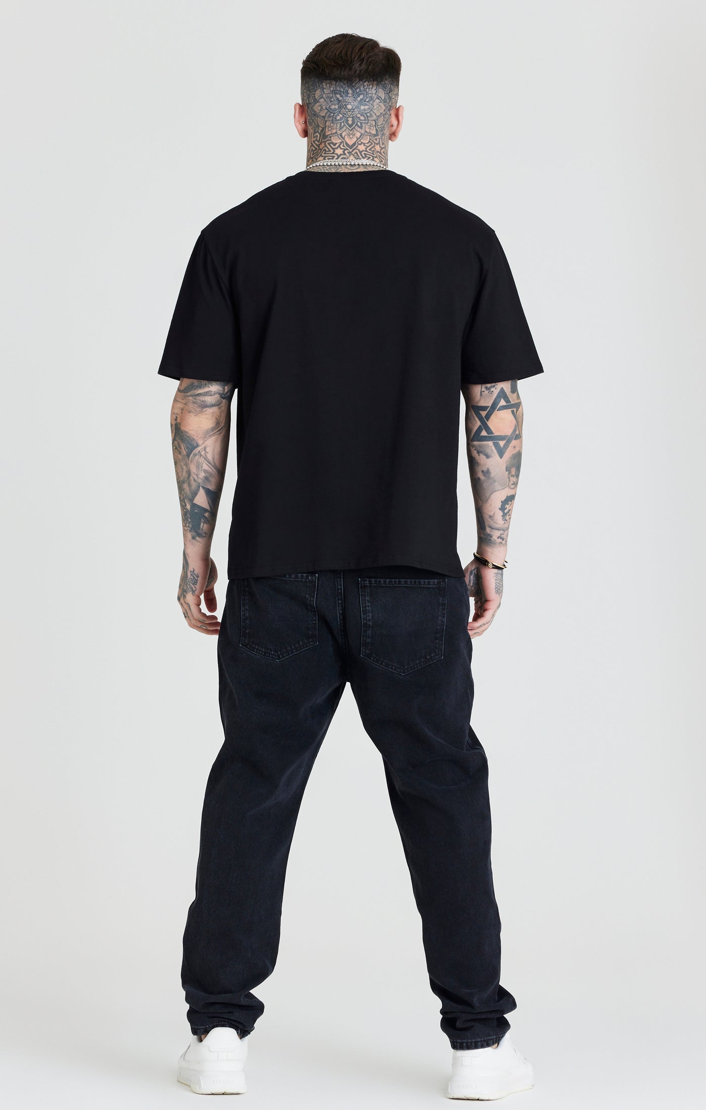 Laad de afbeelding in de Galerij viewer, Camiseta extragrande SikSilk de manga corta con diseño floral bordado - Negro (3)