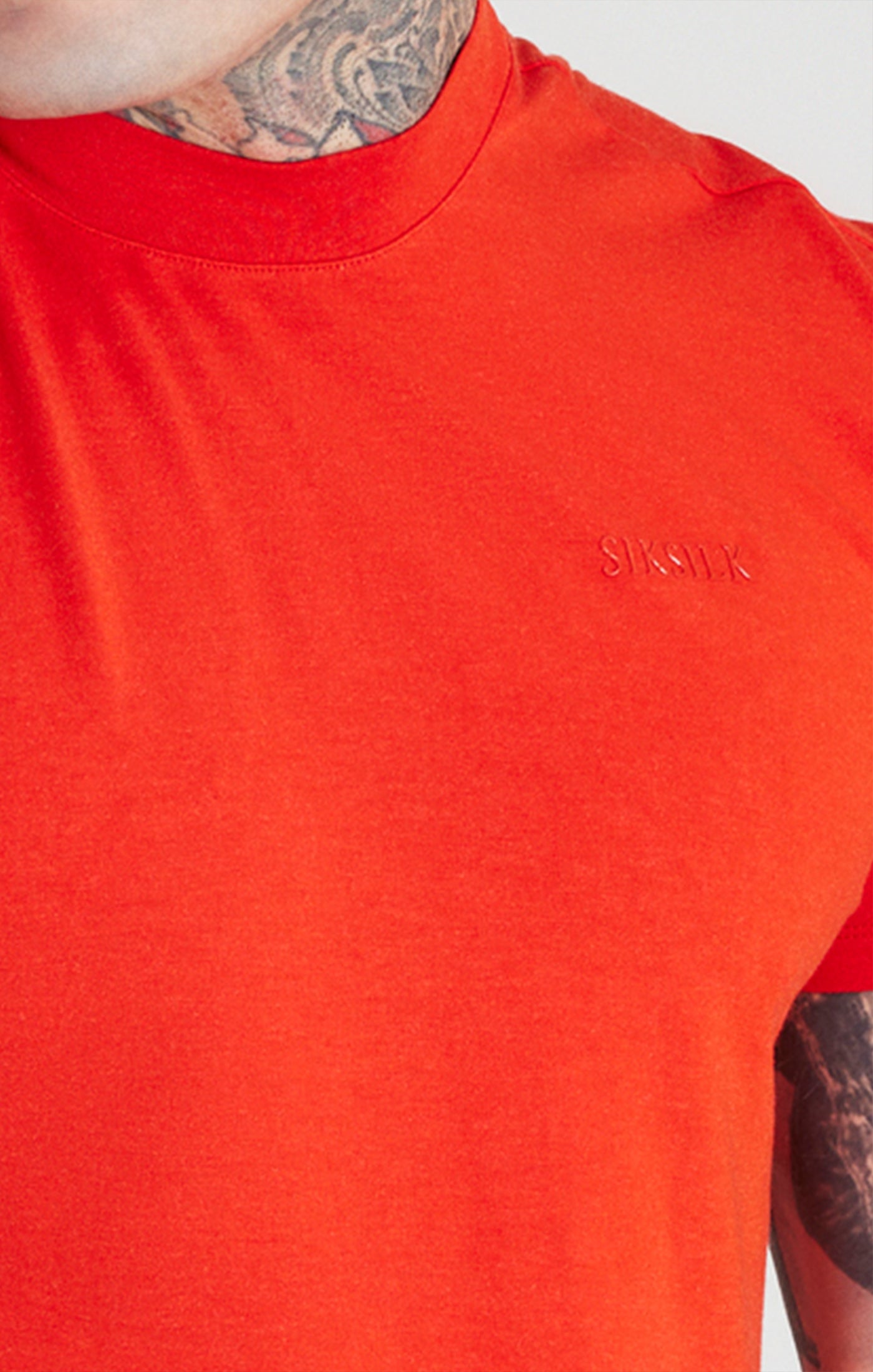 Cargar imagen en el visor de la galería, Camiseta Muscle Fit de Viscosa con Cuello Alto Roja (1)