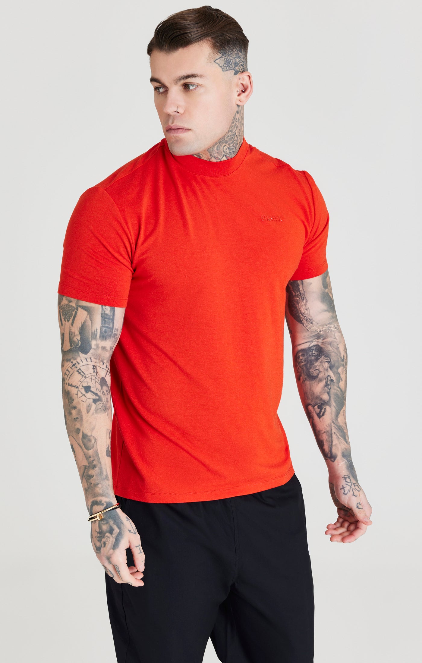 Cargar imagen en el visor de la galería, Camiseta Muscle Fit de Viscosa con Cuello Alto Roja (5)