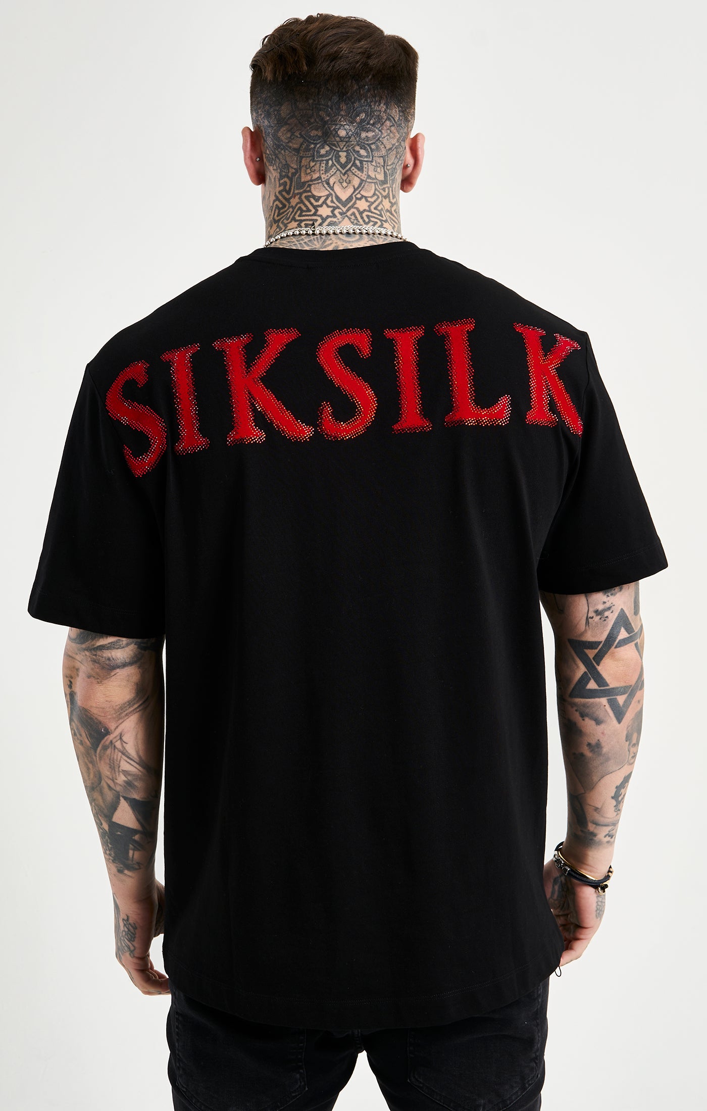 Cargar imagen en el visor de la galería, Camiseta extragrande SikSilk con pedrería - Negro (2)