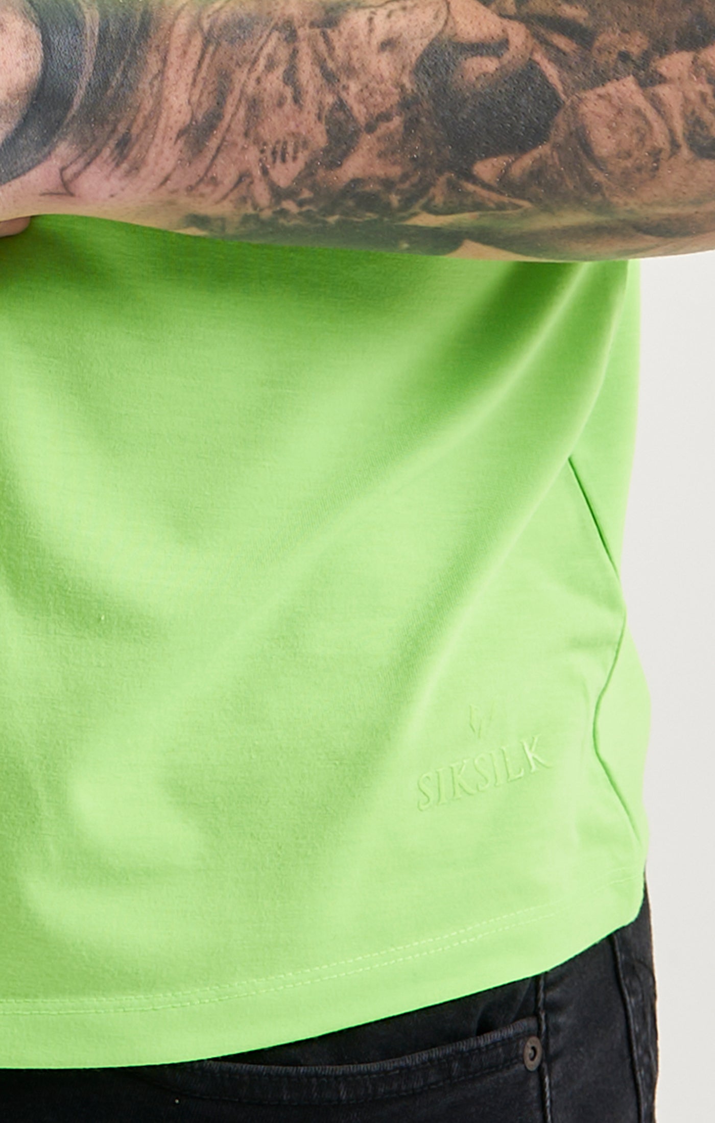 Cargar imagen en el visor de la galería, Camiseta Verde Cuello Alto Messi x SikSilk (1)