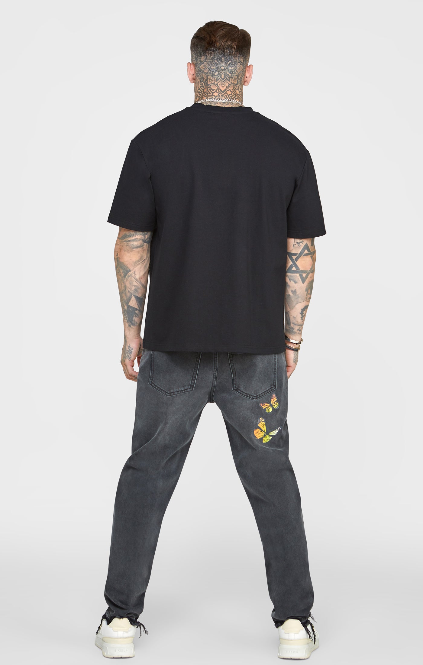 Cargar imagen en el visor de la galería, Camiseta Oversize Mariposa Negra (4)