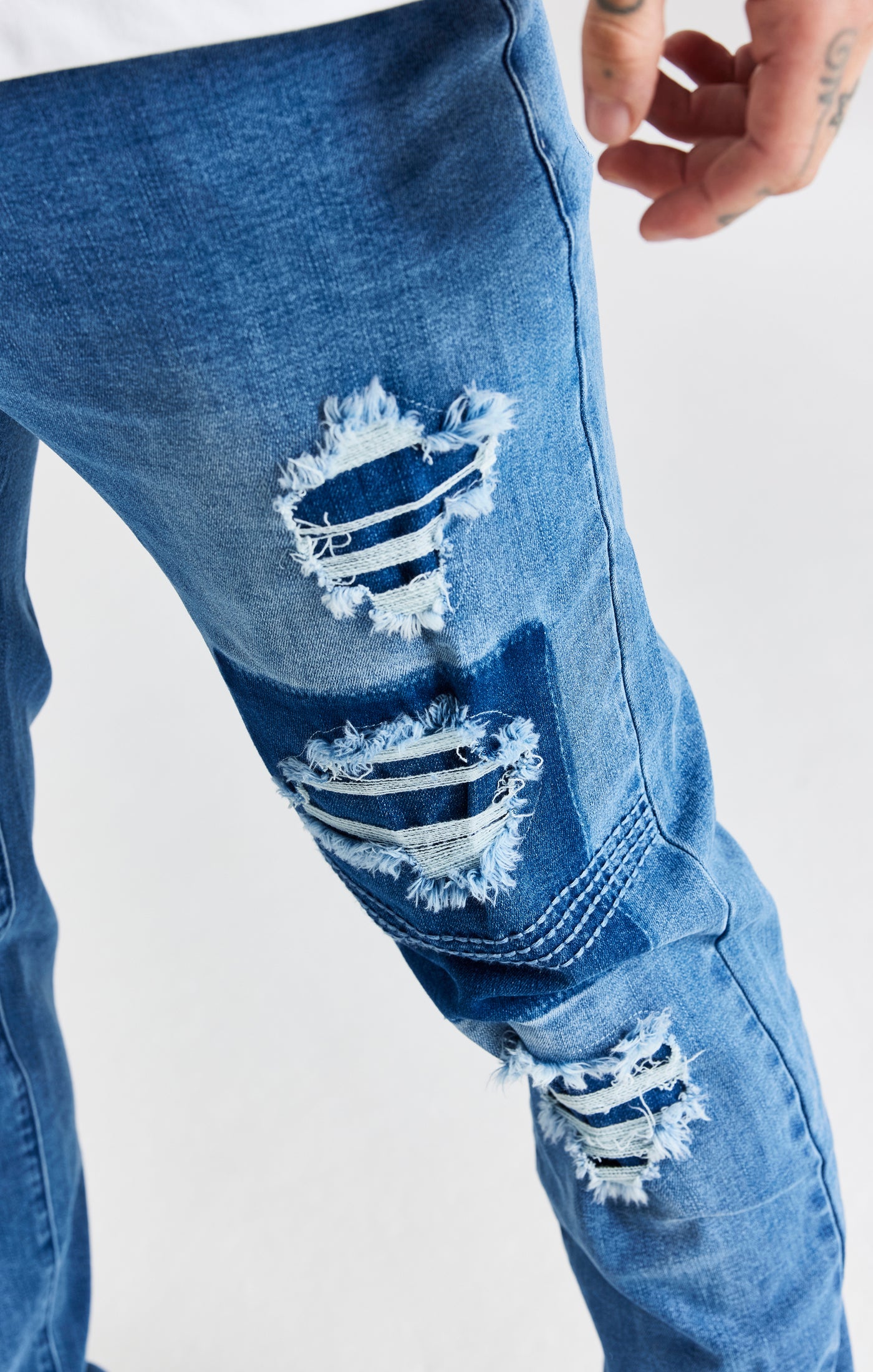 Cargar imagen en el visor de la galería, Jeans Slim Desgastados Con Patchwork Azul (5)