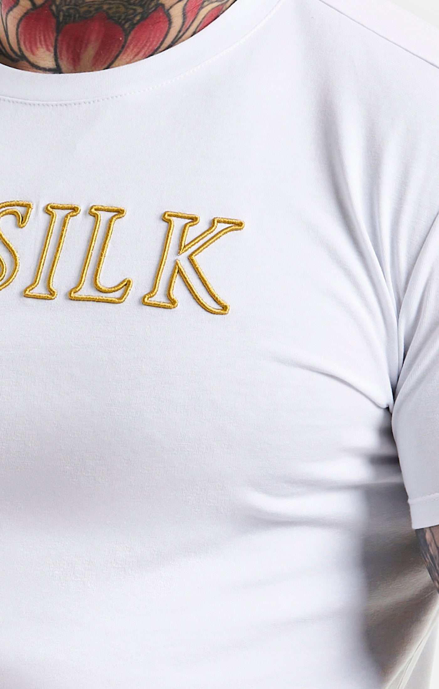 Cargar imagen en el visor de la galería, Camiseta SikSilk con logotipo - Blanco y oro (1)