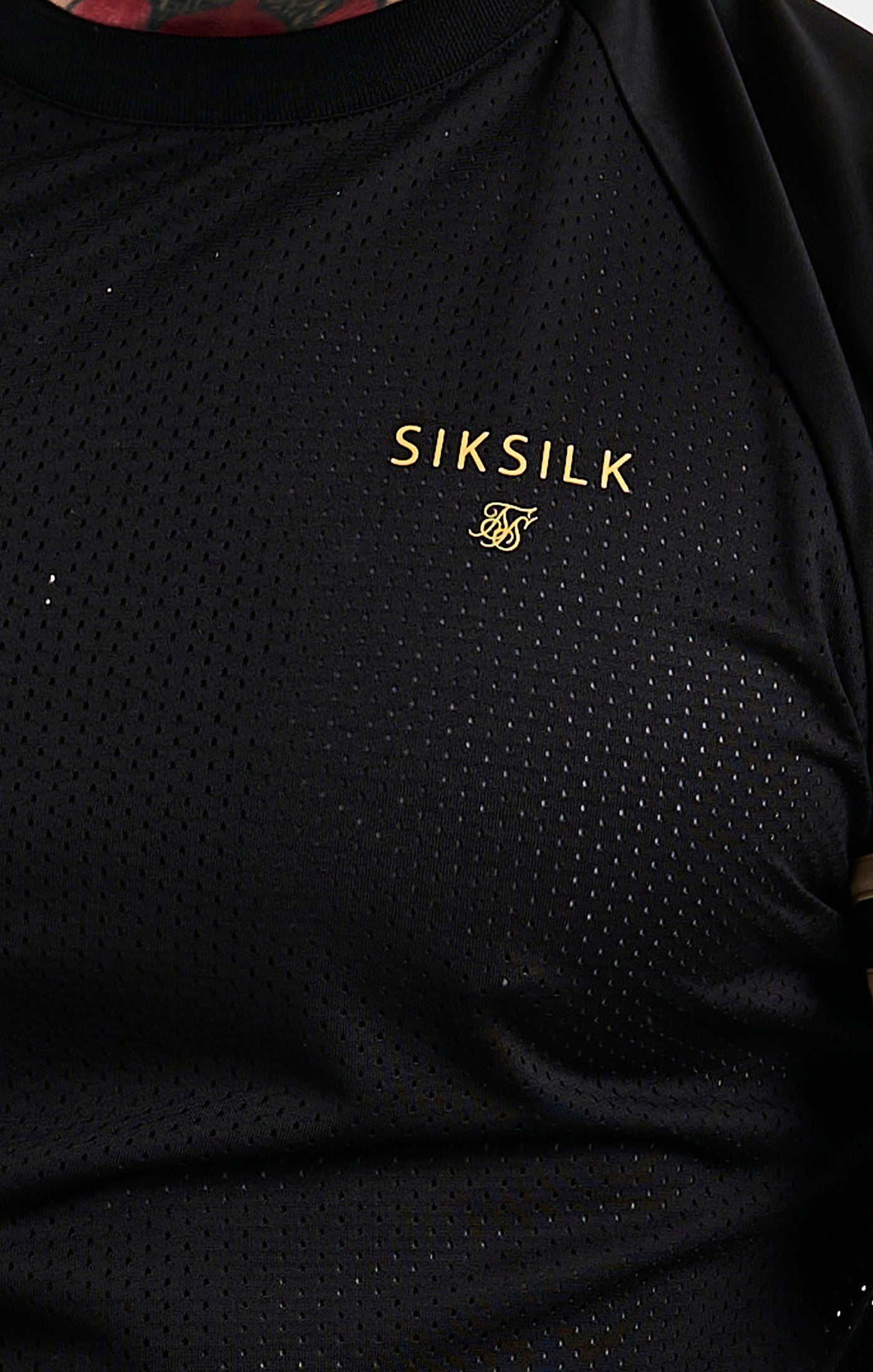 Cargar imagen en el visor de la galería, Camiseta deportiva SikSilk de malla - Negro y oro (1)