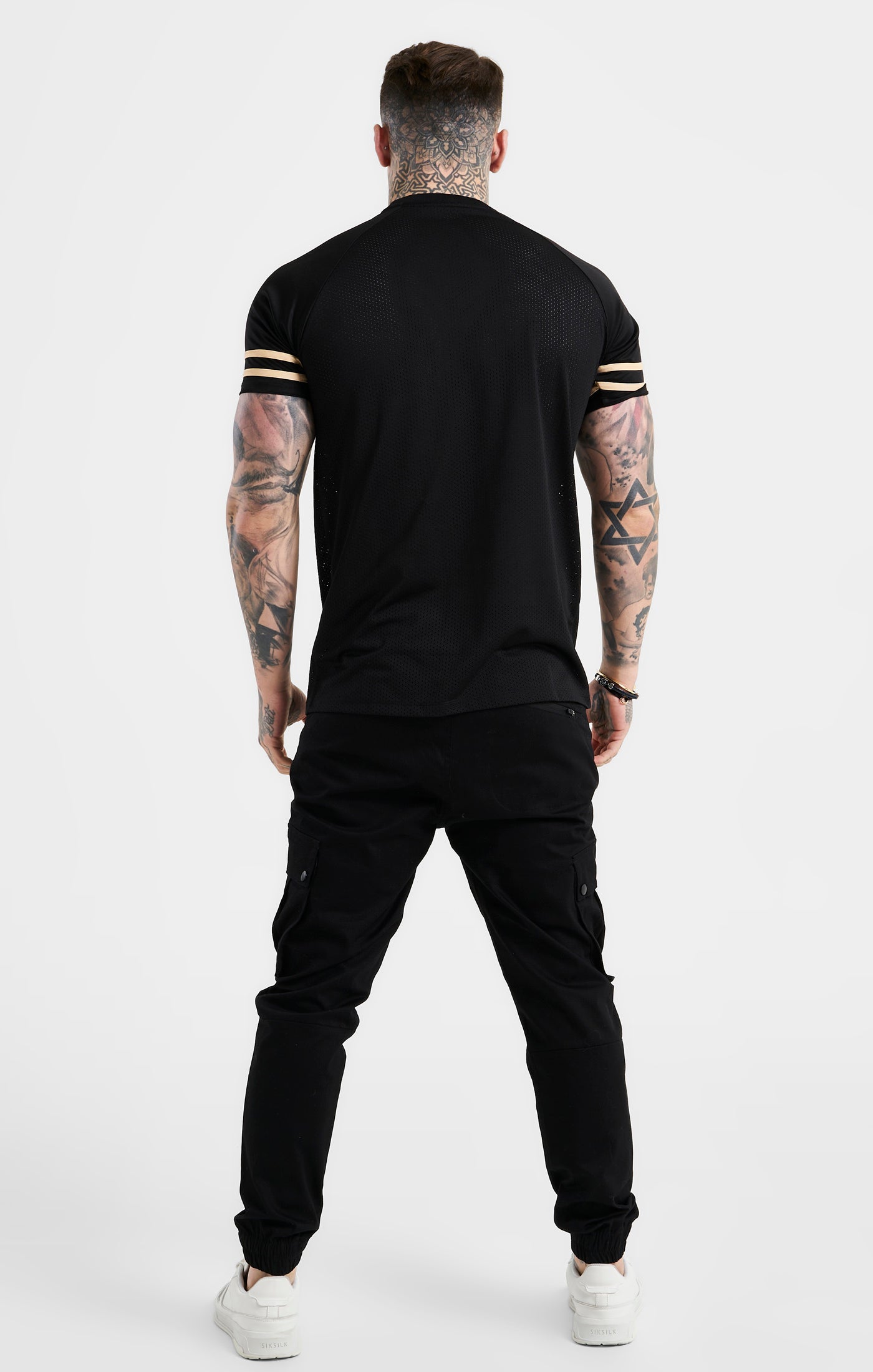 Cargar imagen en el visor de la galería, Camiseta deportiva SikSilk de malla - Negro y oro (4)